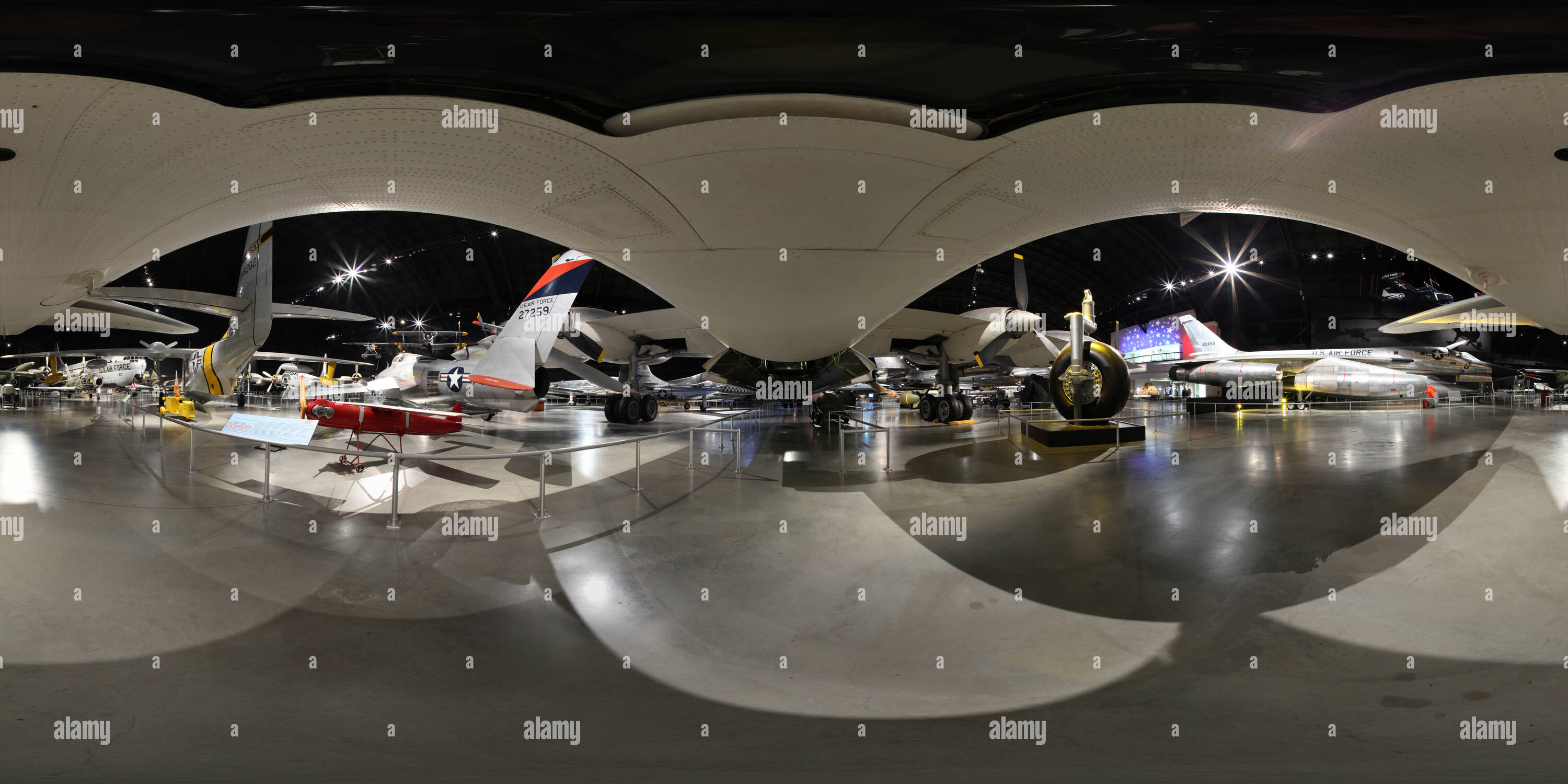 360 Grad Panorama Ansicht von Air Force Museum, B-36 Bomber, unten Kamera Fenster