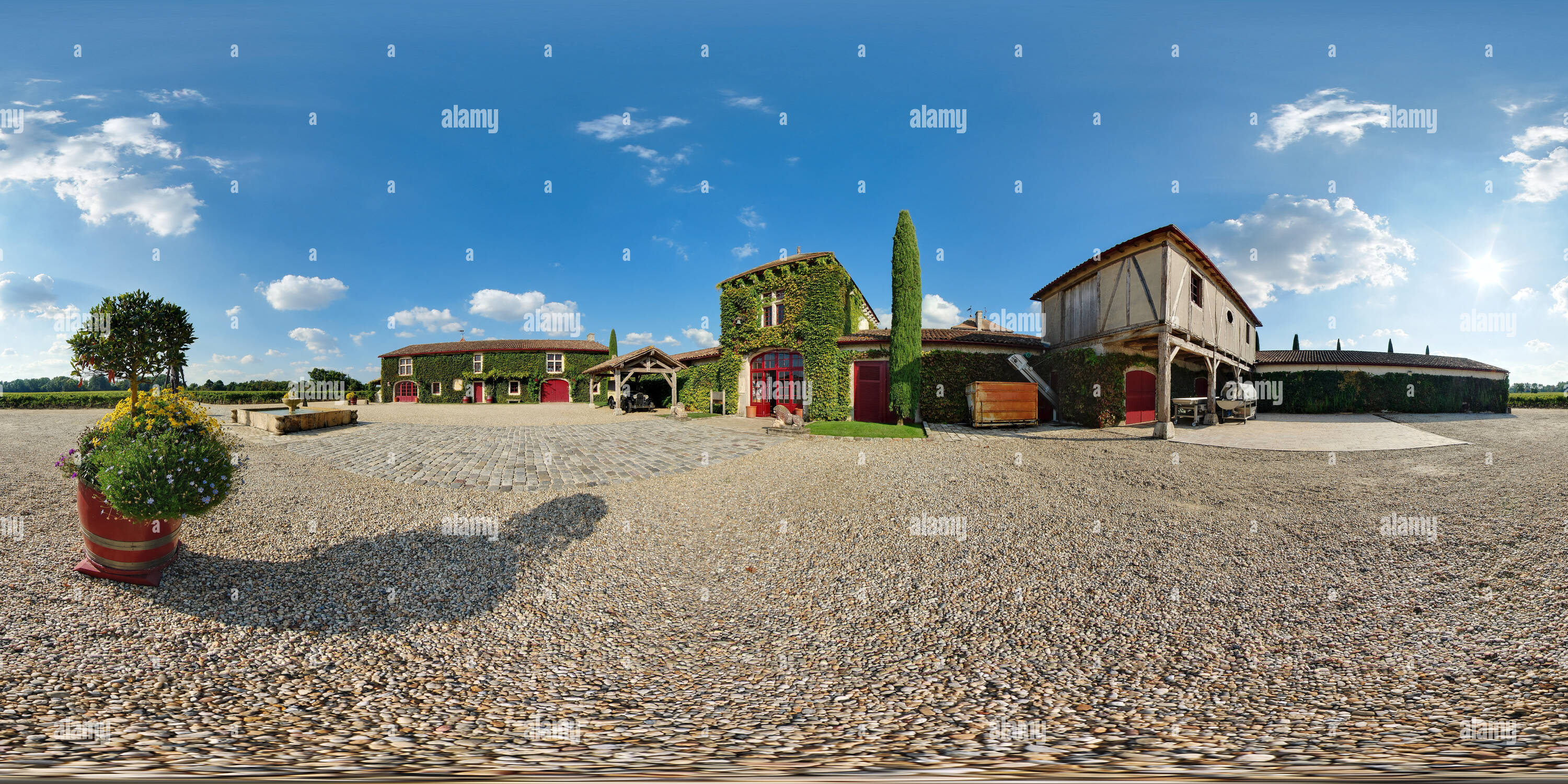 360 Grad Panorama Ansicht von La Fassade verdoyante du Château Smith-Haut-Lafitte - Frankreich