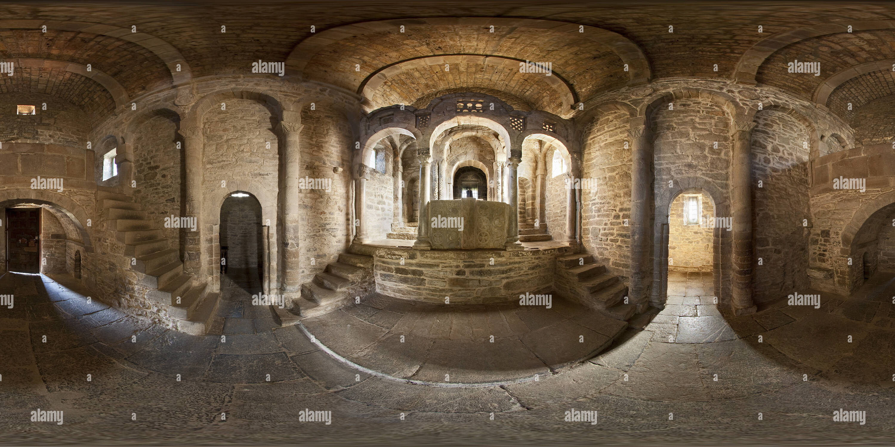 360 Grad Panorama Ansicht von Santa-Cristina-de-Lena-Nave - Zentrale