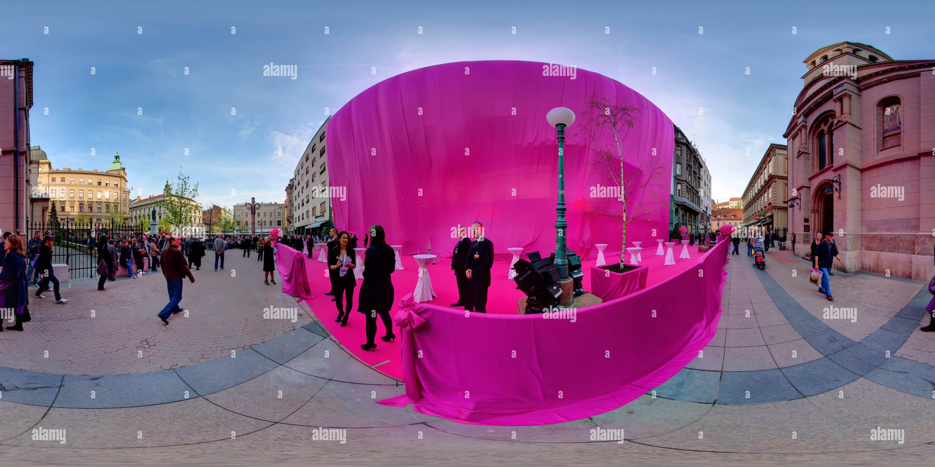 360 Grad Panorama Ansicht von Riesige rosa Blatt?