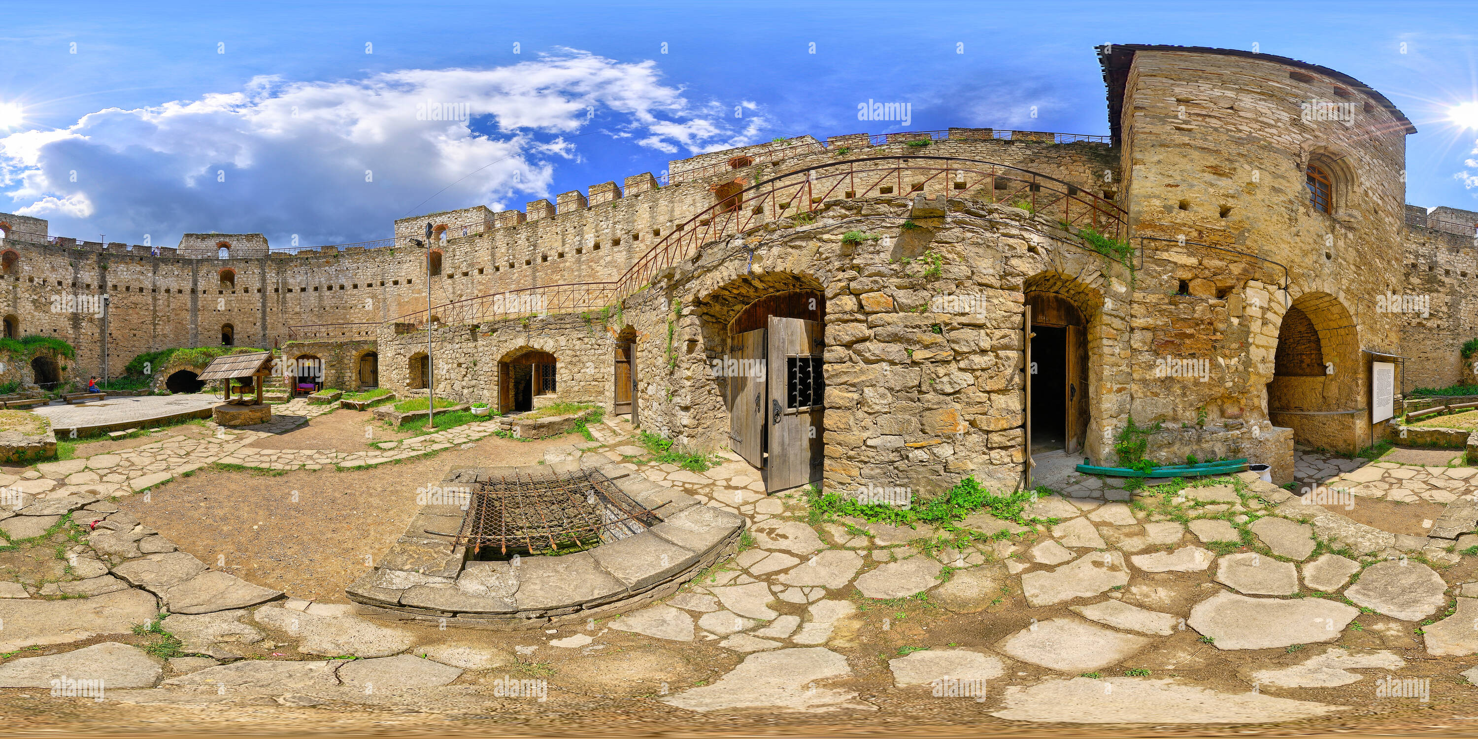 360 Grad Panorama Ansicht von Bodenhöhe von Soroca Fortress Innenraum