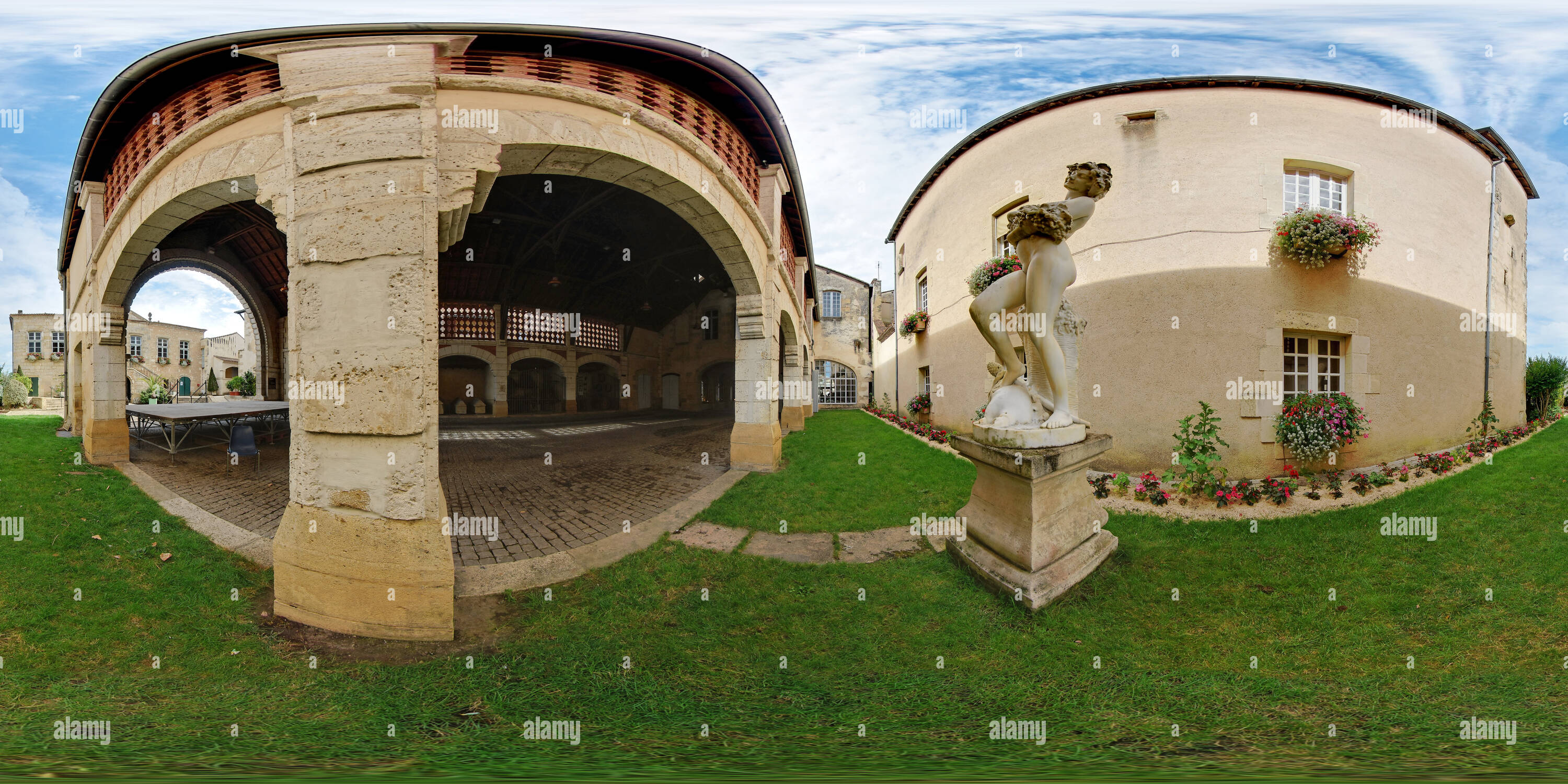 360 Grad Panorama Ansicht von Statue Belles Vendanges à Bordeaux - Frankreich