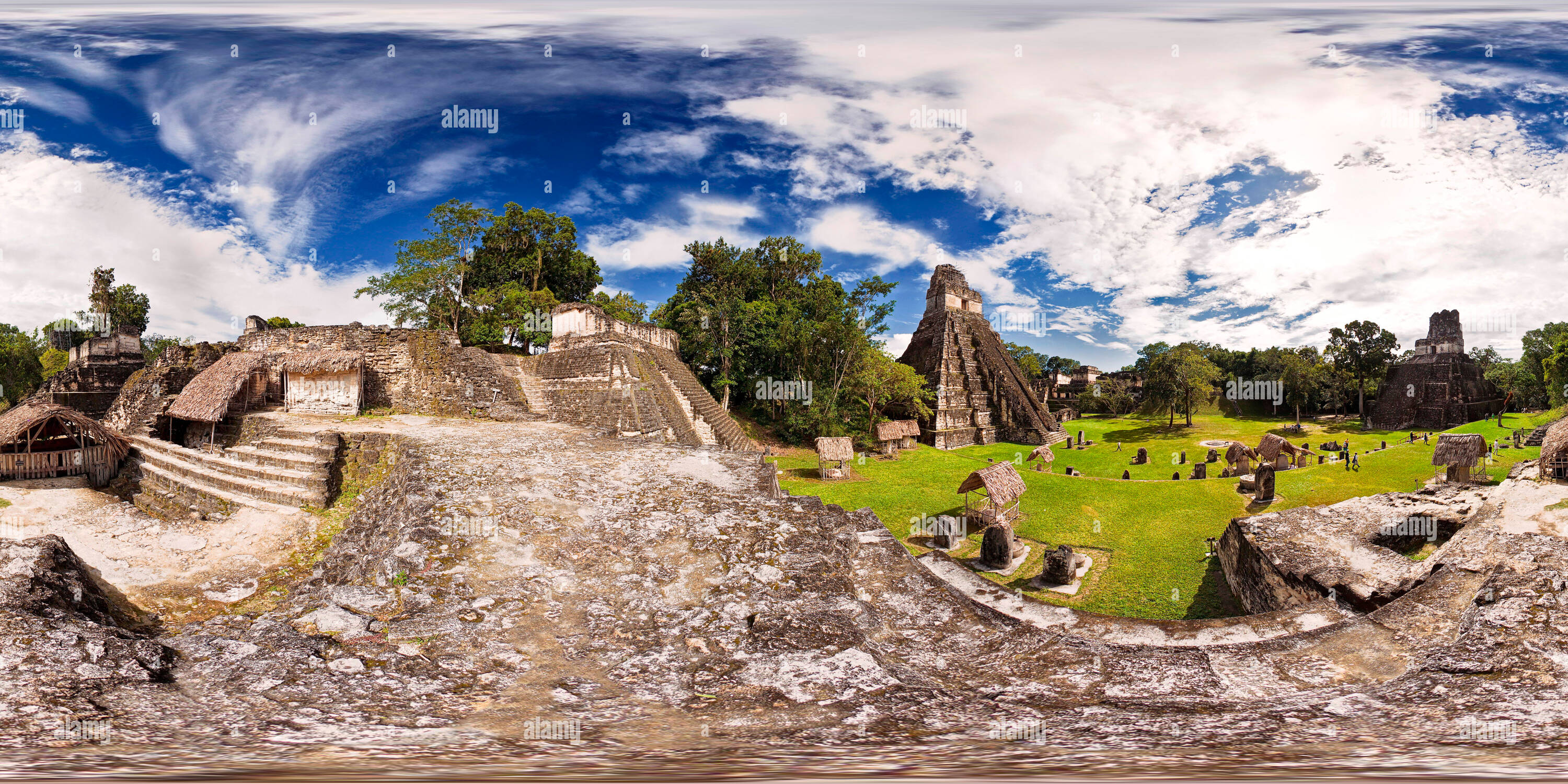 360 Grad Panorama Ansicht von Gran Jaguar Tempel der Maya Ruinen von Tikal in Guatemala.