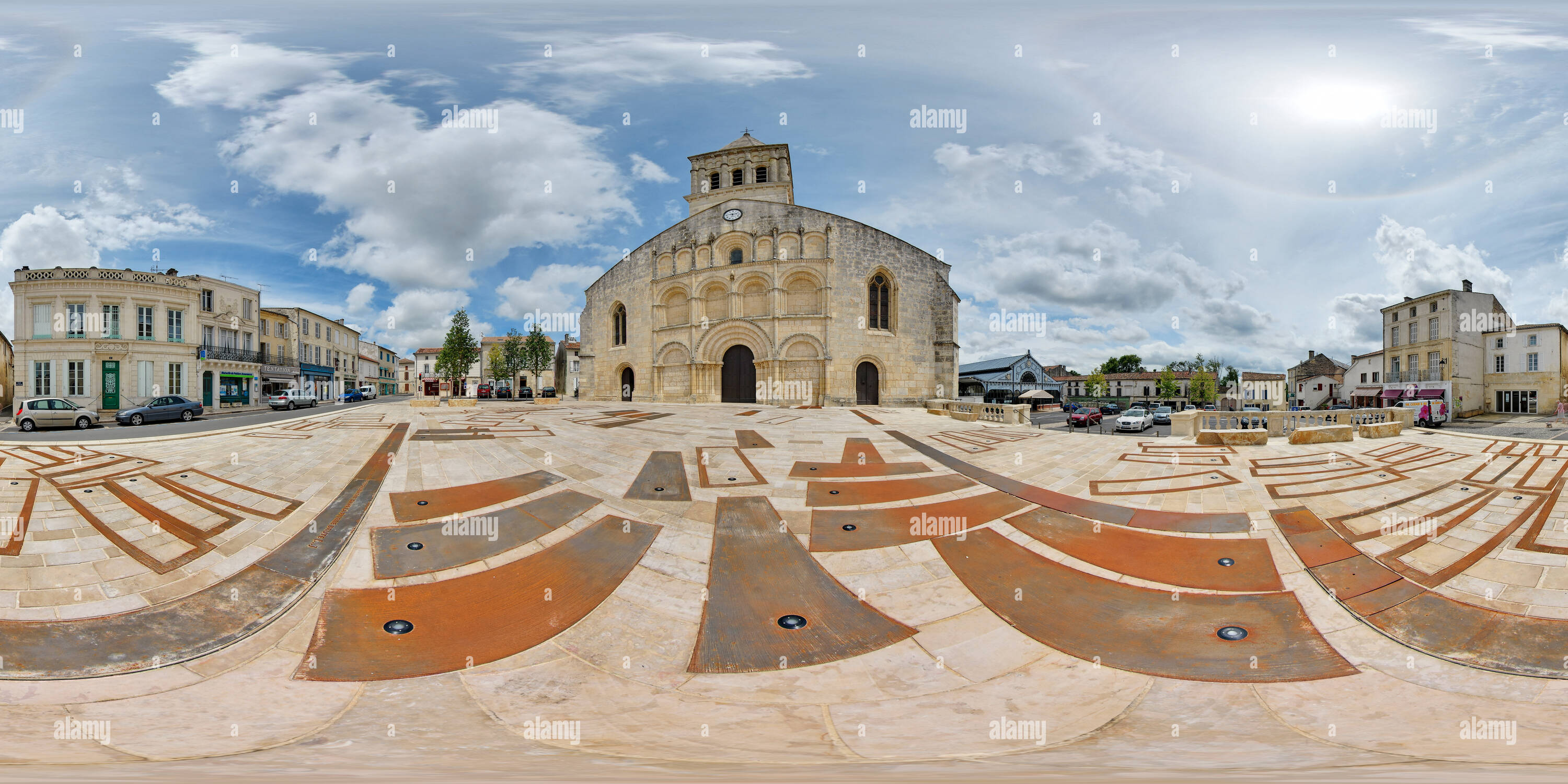 360 Grad Panorama Ansicht von Eglise Notre-Dame de Jonzac - Frankreich