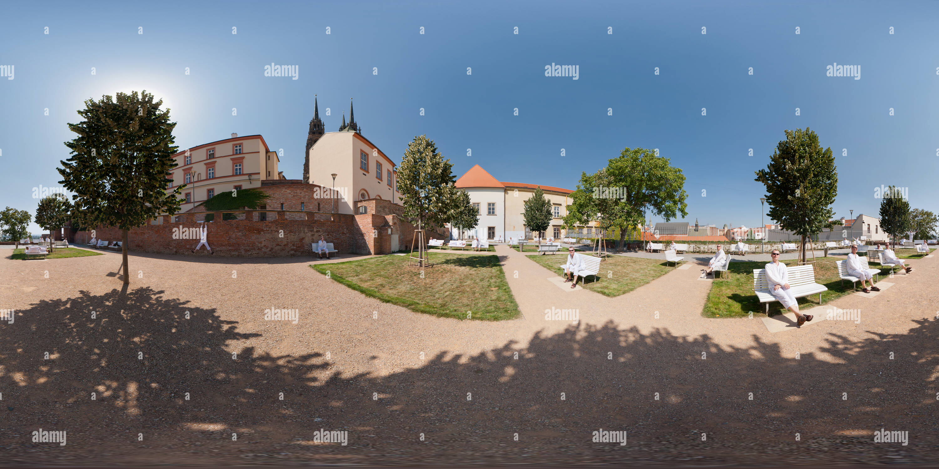 360 Grad Panorama Ansicht von Park unter Petrov Kirche