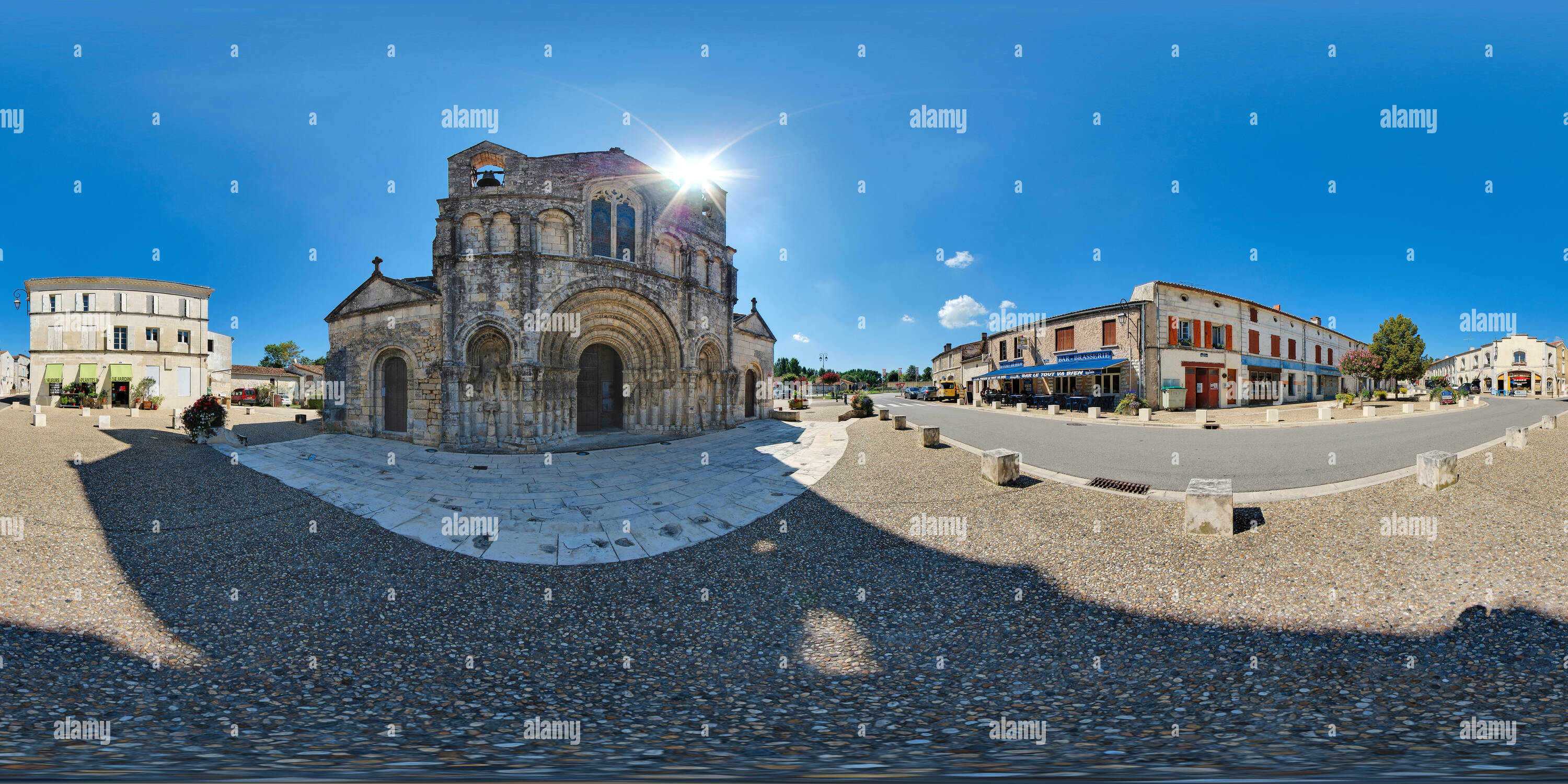 360 Grad Panorama Ansicht von Eglise Saint-Vivien de Pons - Frankreich