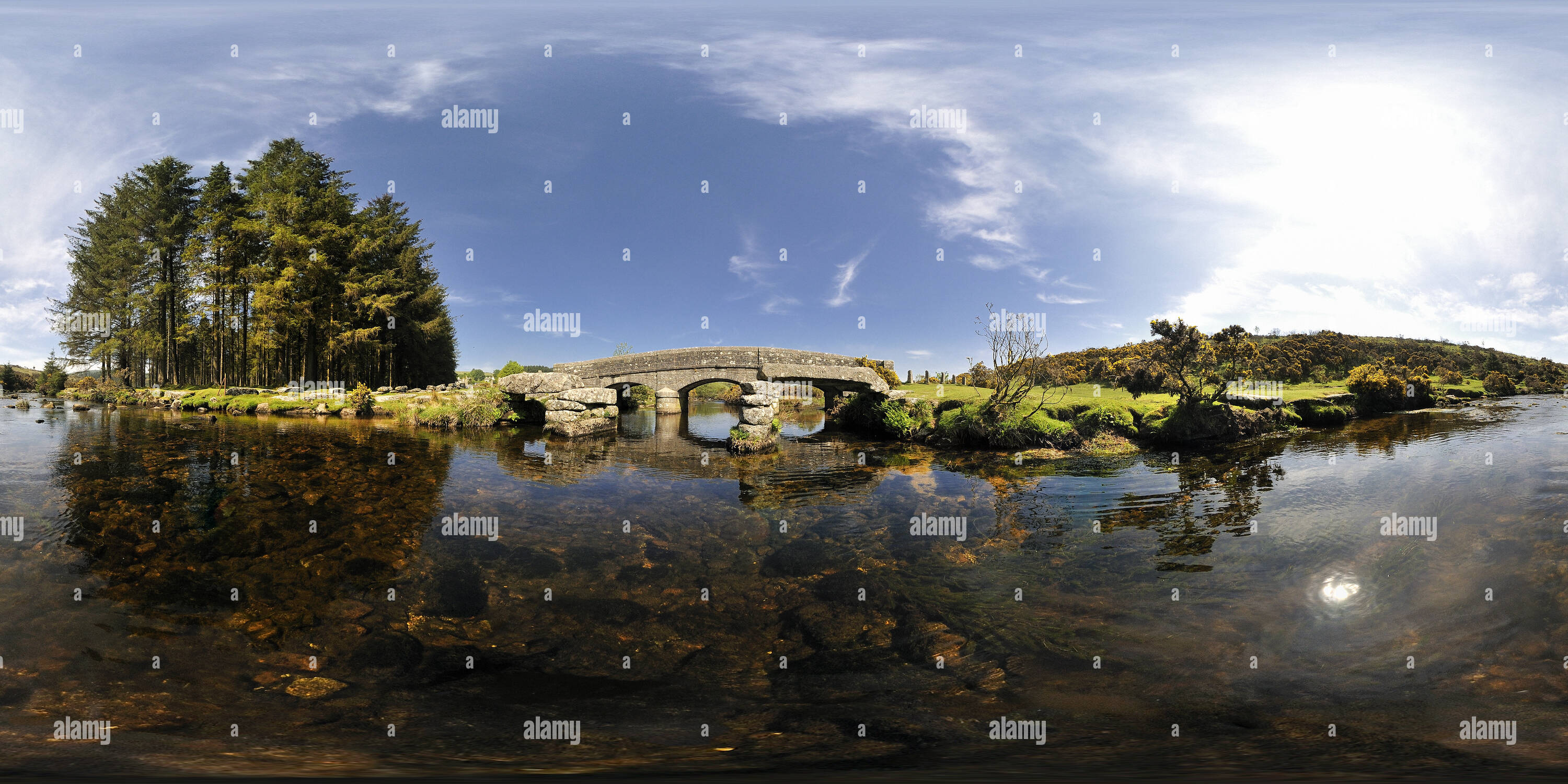 360 Grad Panorama Ansicht von Bellever Clapper Bridge, Dartmoor, Devon. VR