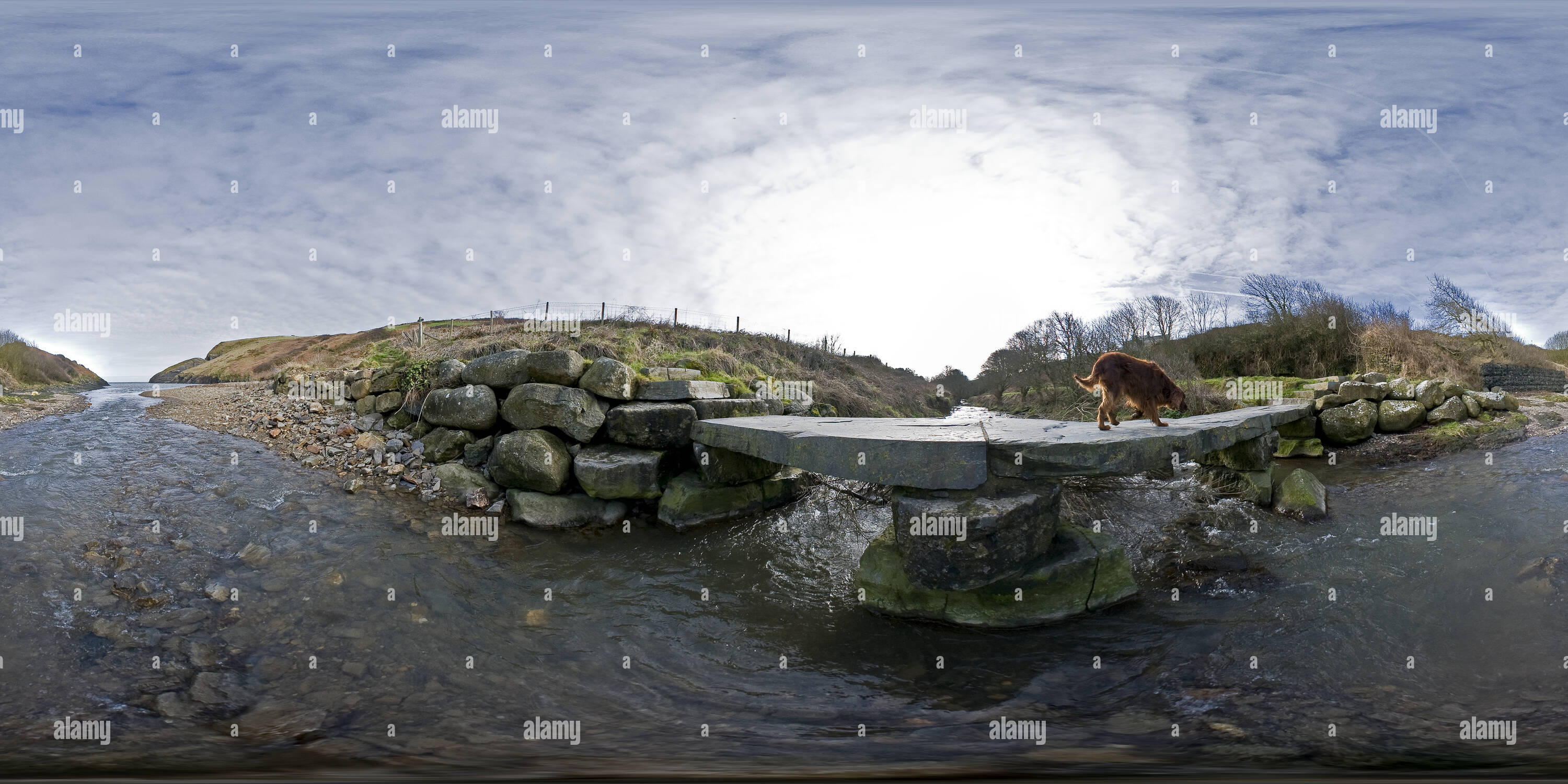 360 Grad Panorama Ansicht von Ceibwr Bucht und Brücke, Pembrokeshire, Wales. VR