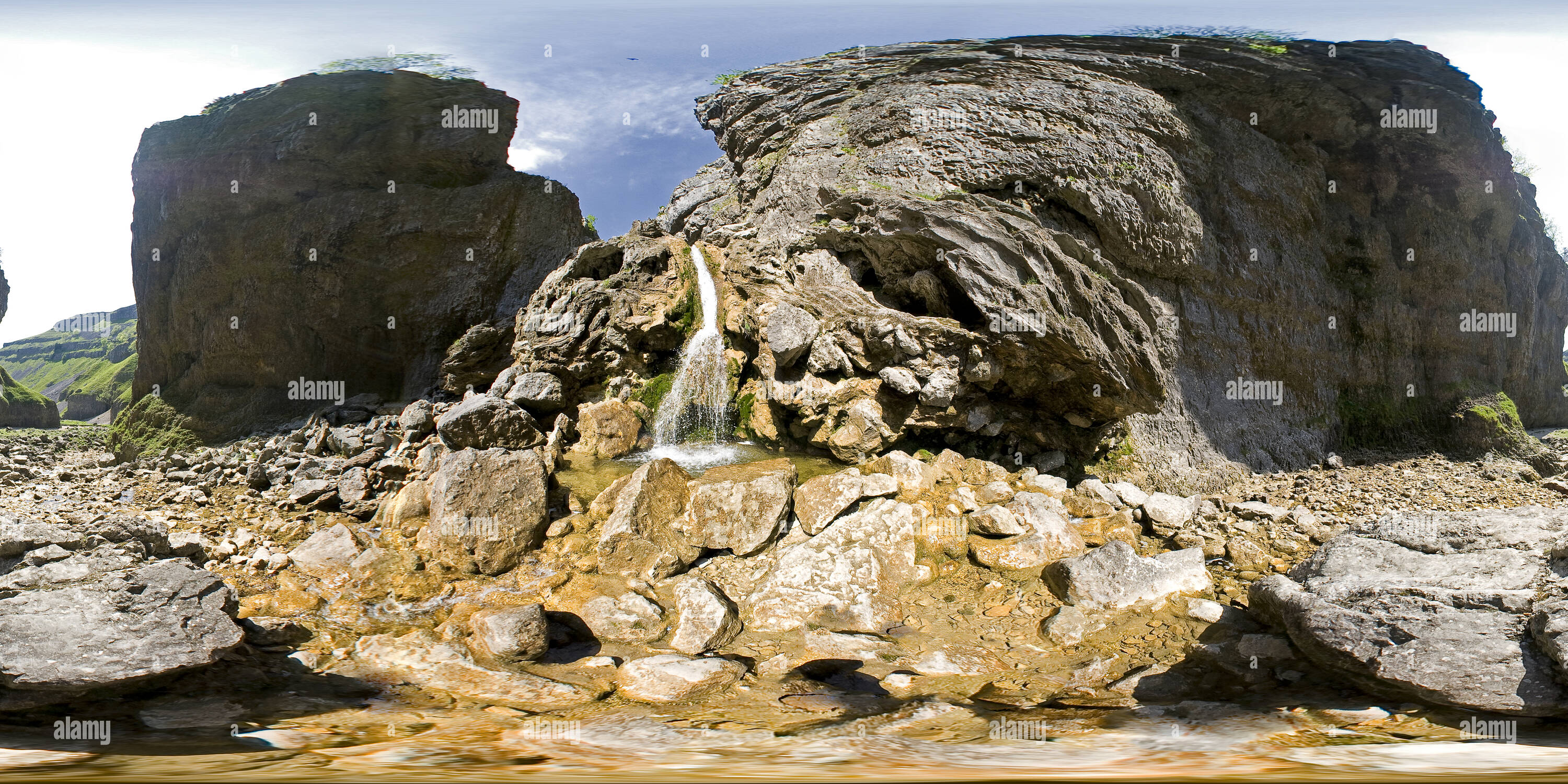 360 Grad Panorama Ansicht von Gordale Scar Schlucht und Wasserfall in den Yorkshire Dales. VR