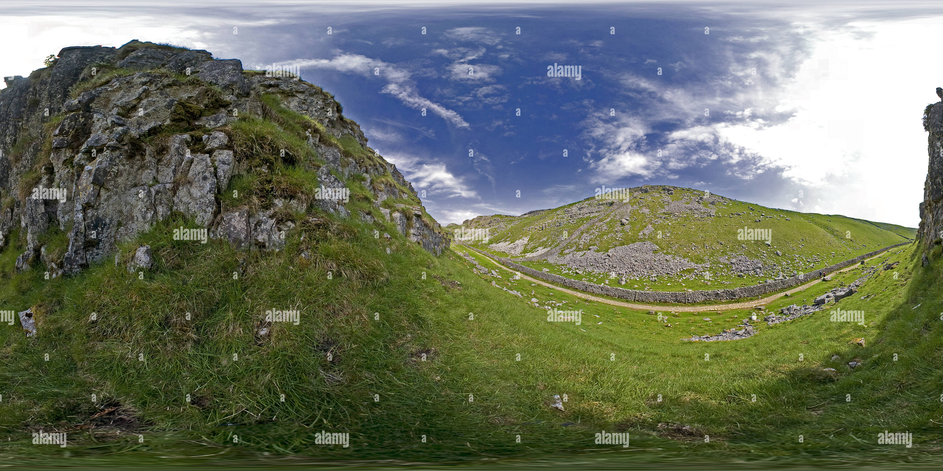 360 Grad Panorama Ansicht von Ein trockenes Tal in der Nähe von Malham auf die Pennine Way in den Yorkshire Dales. VR