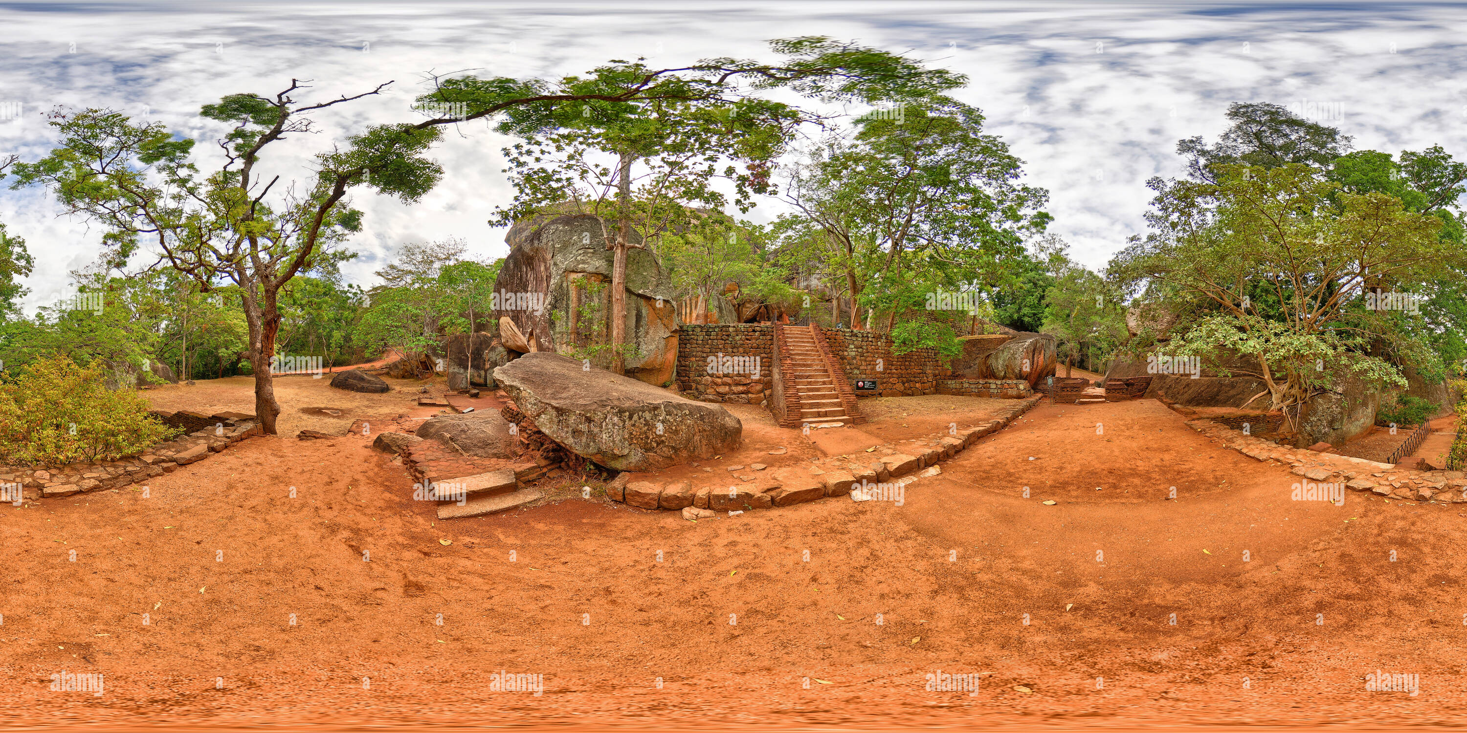 360 Grad Panorama Ansicht von In der Nähe der Eingang zur Terrasse Garten, Sigiriya