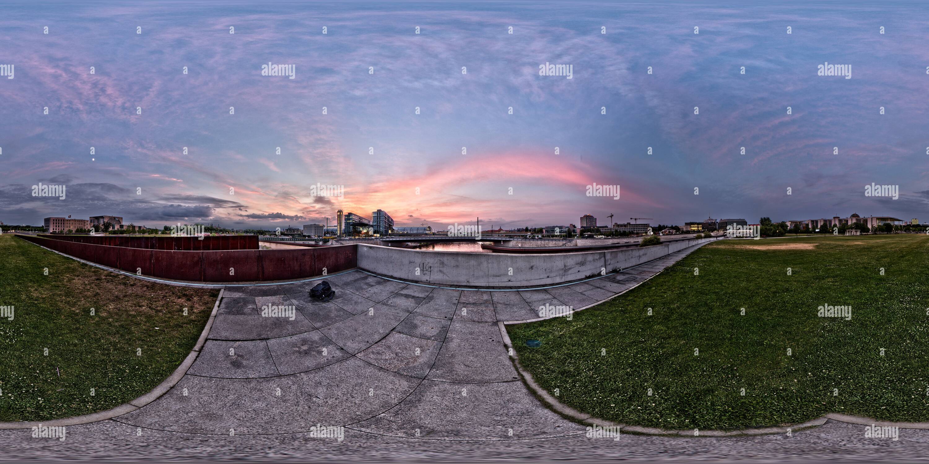 360 Grad Panorama Ansicht von Hauptbahnhof Berlin Sonnenuntergang