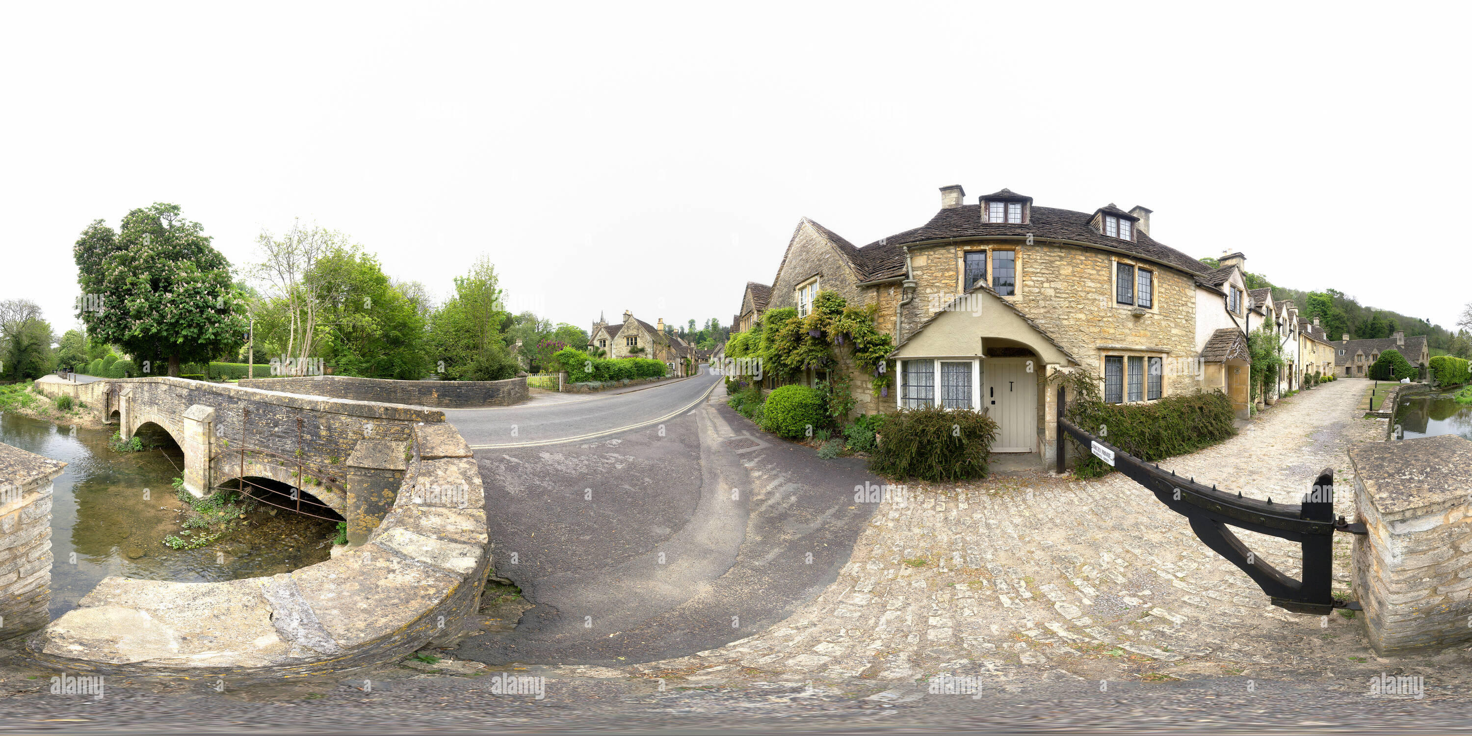 360 Grad Panorama Ansicht von Das hübscheste Dorf in England. Castle Combe, Wiltshire. VR