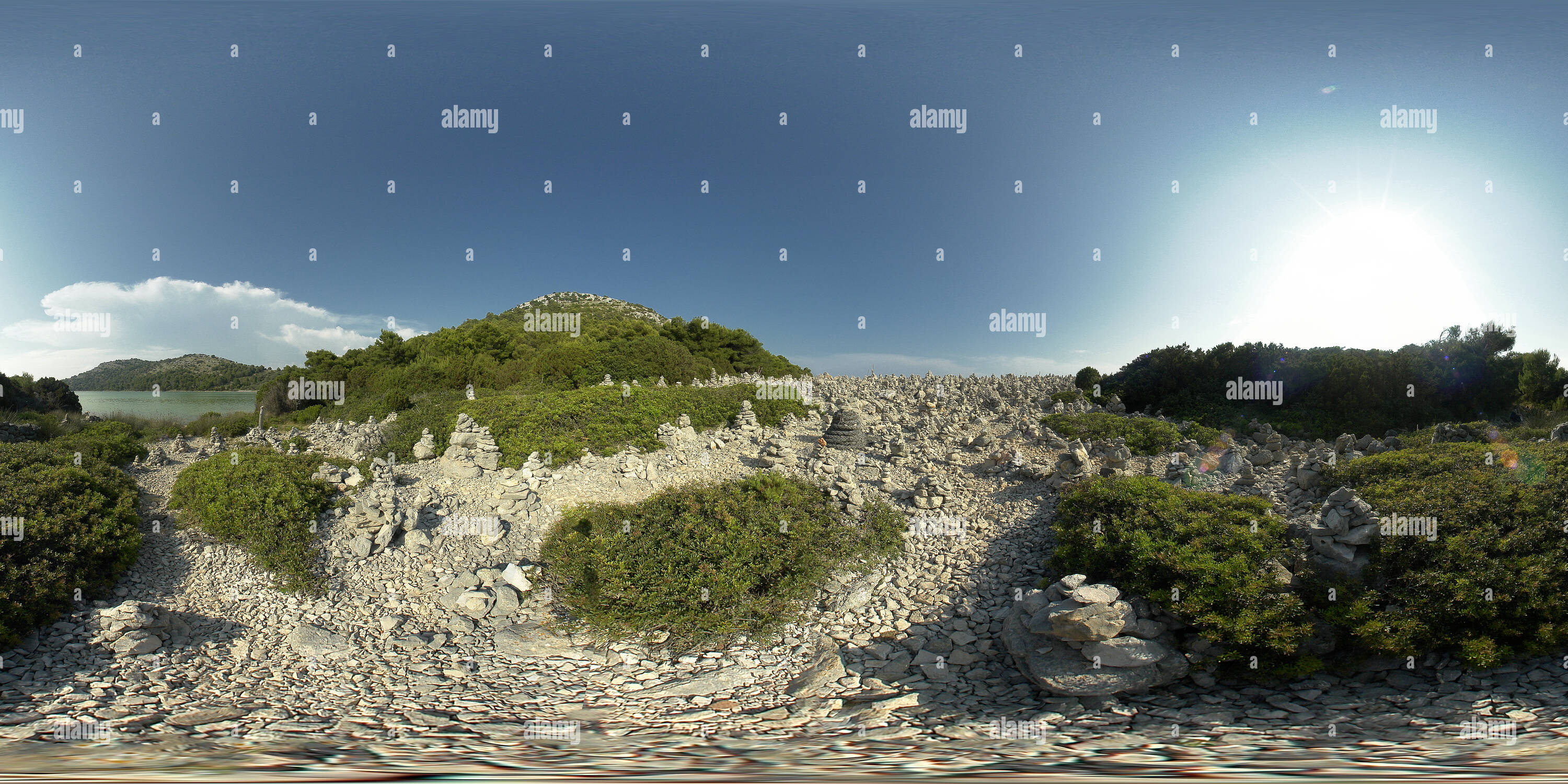 360 Grad Panorama Ansicht von Stein Cairns auf Dugi Otok, Zadar, Kroatien. VR