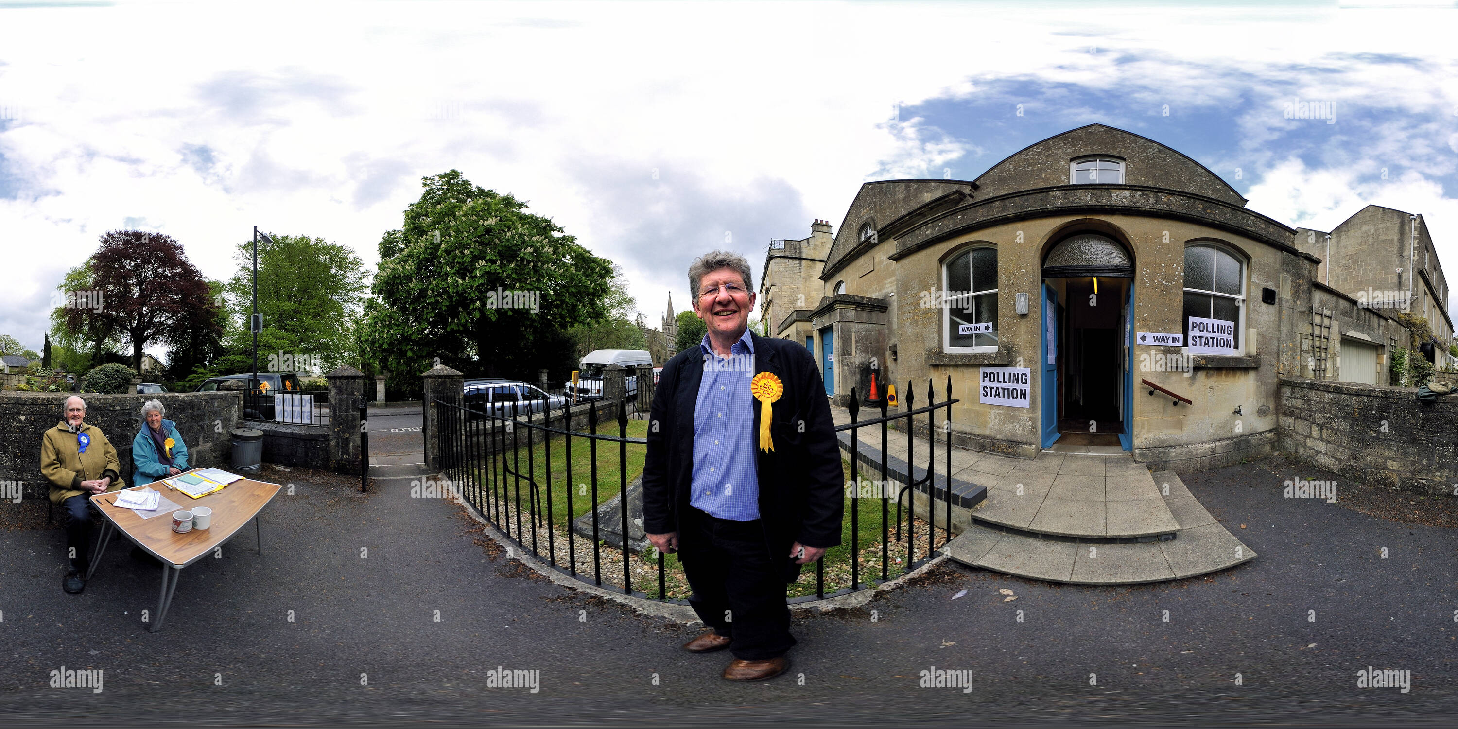 360 Grad Panorama Ansicht von Tag der Wahl an, Combe, Bathwith eine hoffnungsvolle Don Foster. VR