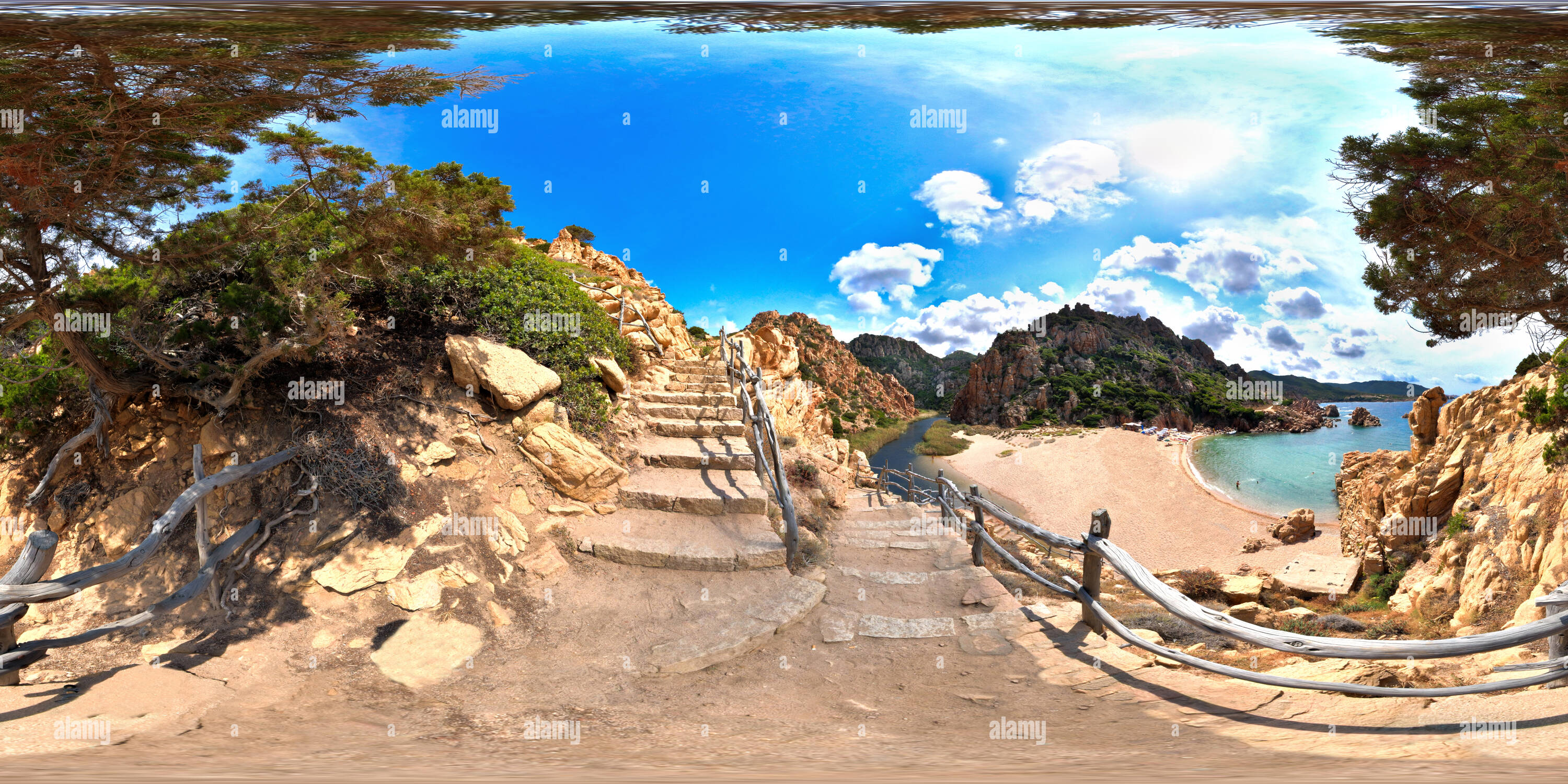 360 Grad Panorama Ansicht von Li Cossi trail auf den Strand