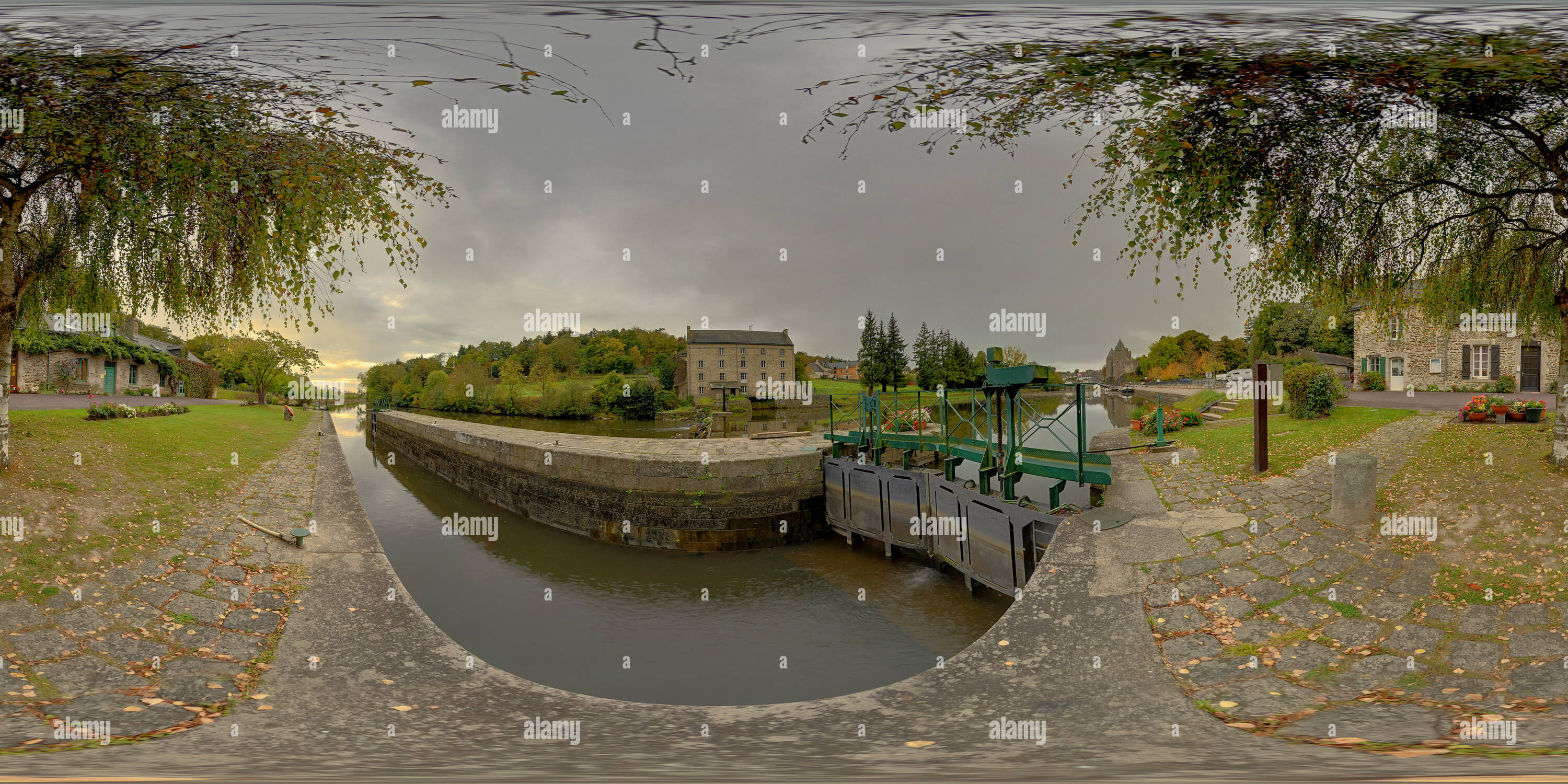 360 Grad Panorama Ansicht von Écluse, Canal de Nantes à Brest, Josselin, Morbihan, Frankreich 3682