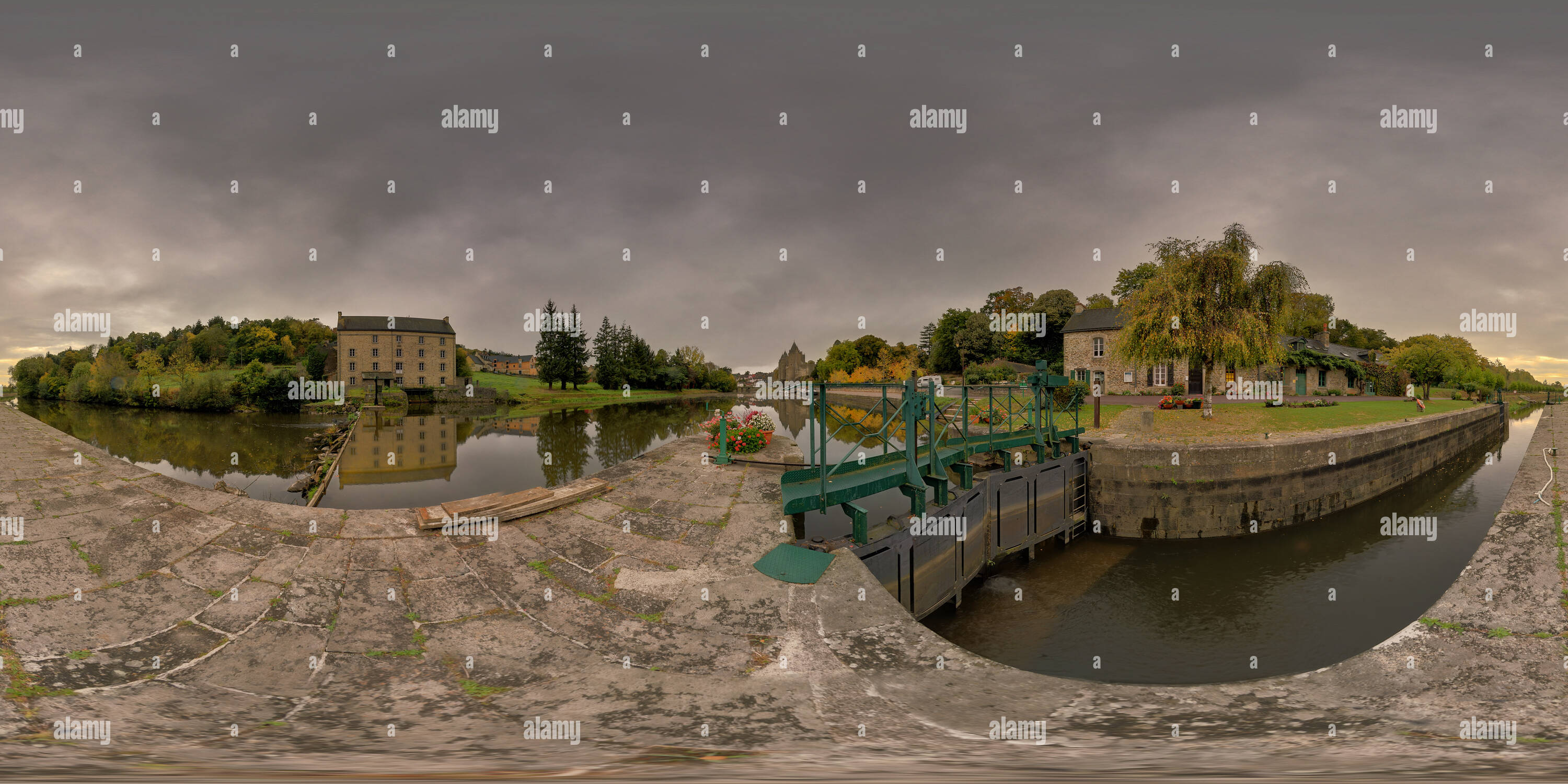 360 Grad Panorama Ansicht von Écluse, Canal de Nantes à Brest, Josselin, Morbihan, Frankreich 3694