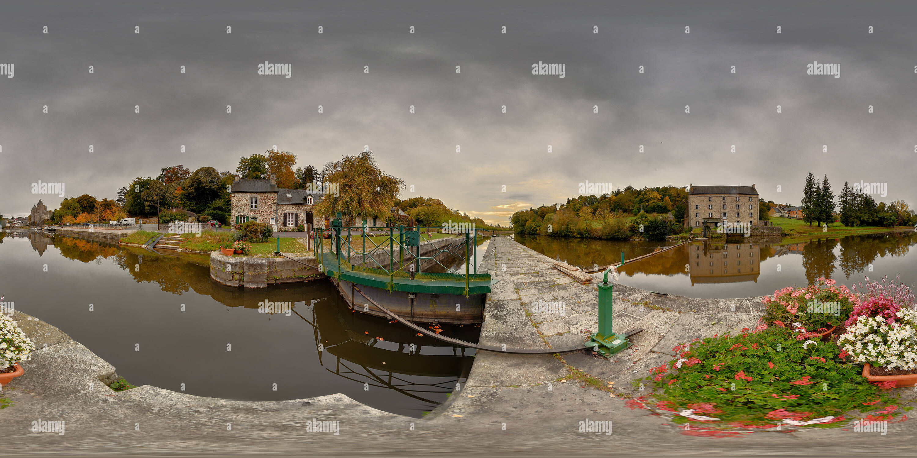 360 Grad Panorama Ansicht von Écluse, Canal de Nantes à Brest, Josselin, Morbihan, Frankreich 3706