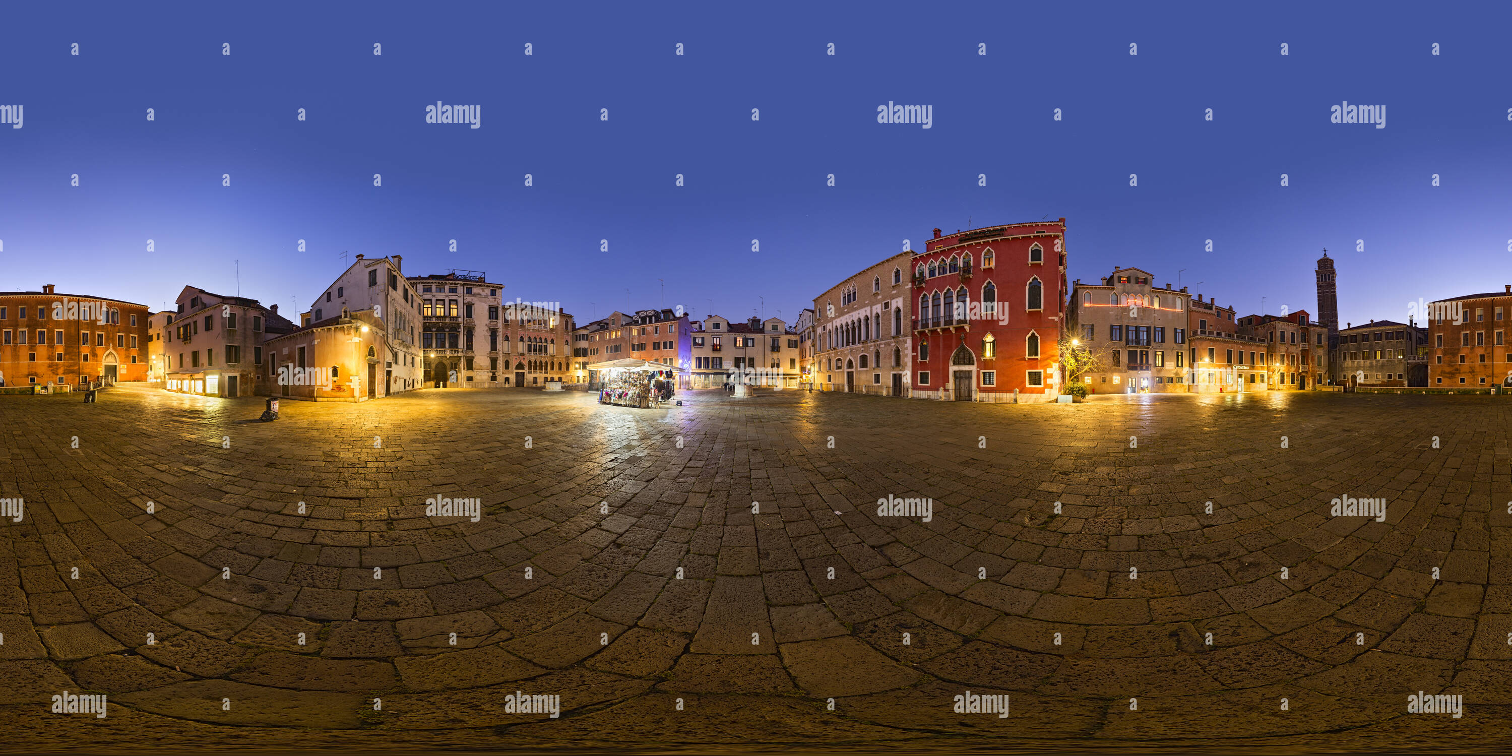 360 Grad Panorama Ansicht von Campo San Anzolo nach Sonnenuntergang, Venedig, Italien