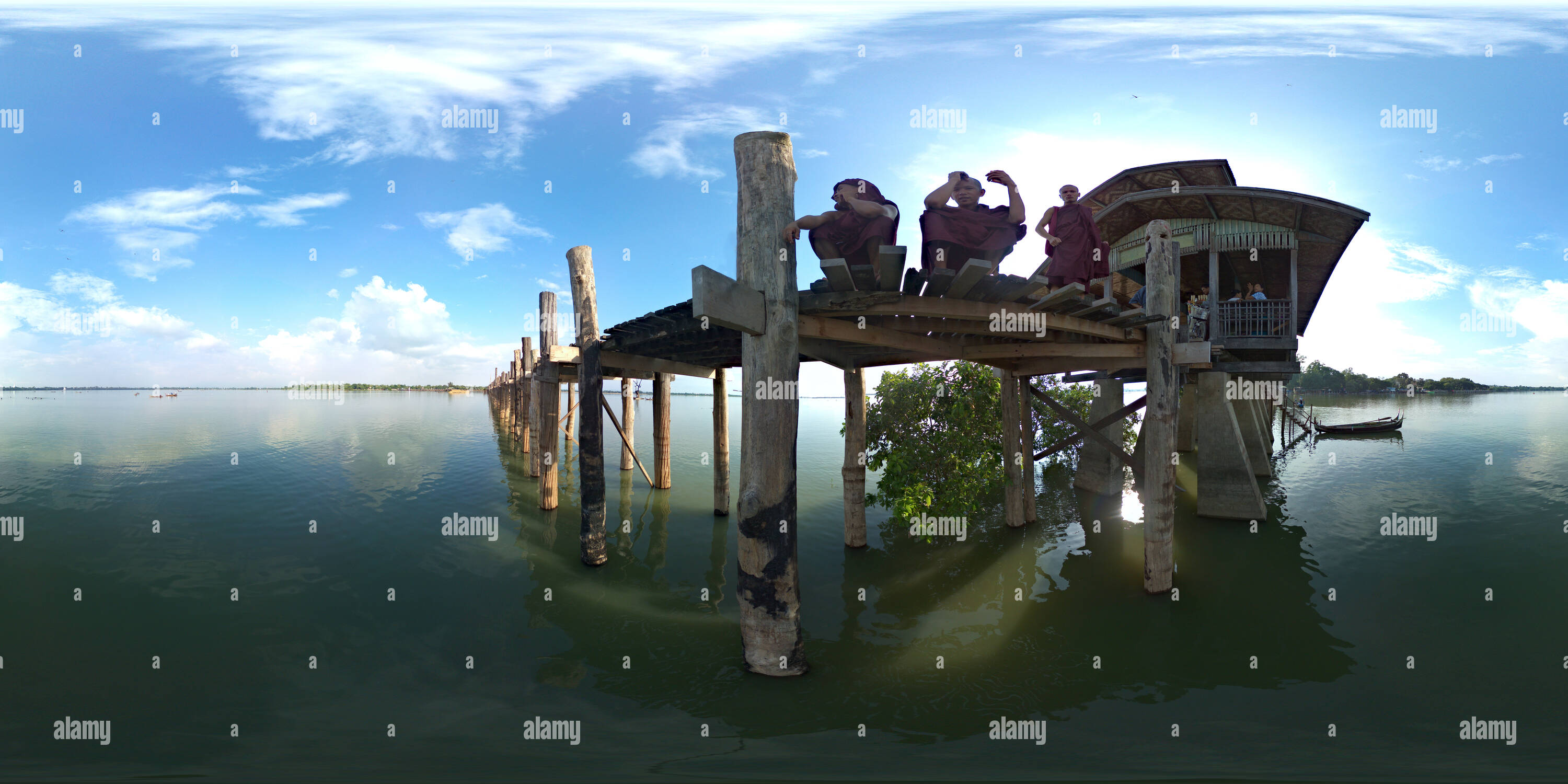 360 Grad Panorama Ansicht von U Schmerzen (Bain) Brücke, Mandalay mit Mönchen
