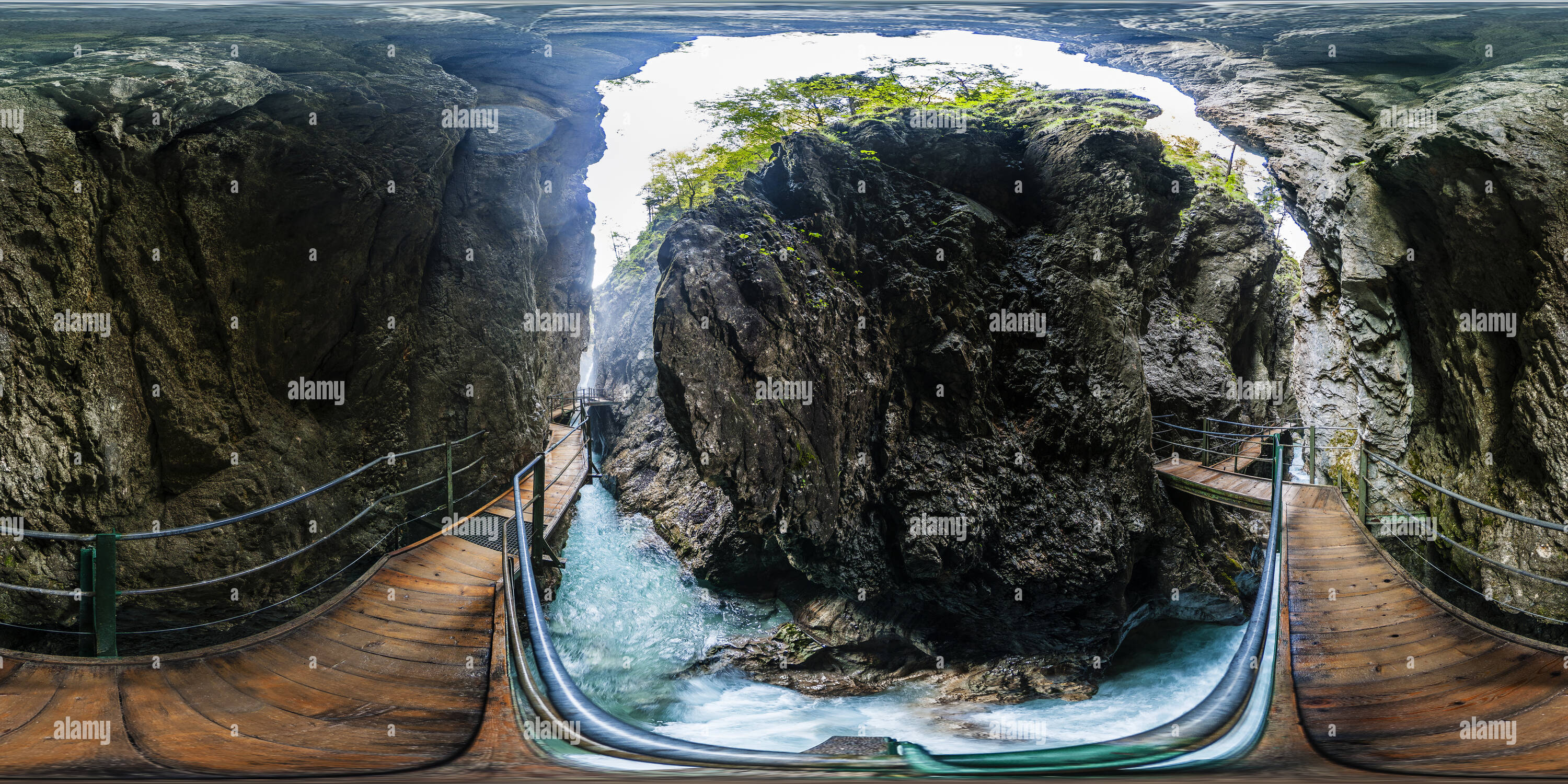 360 Grad Panorama Ansicht von Leutaschklamm-Weg zum Wasserfall der Leutascher Ache