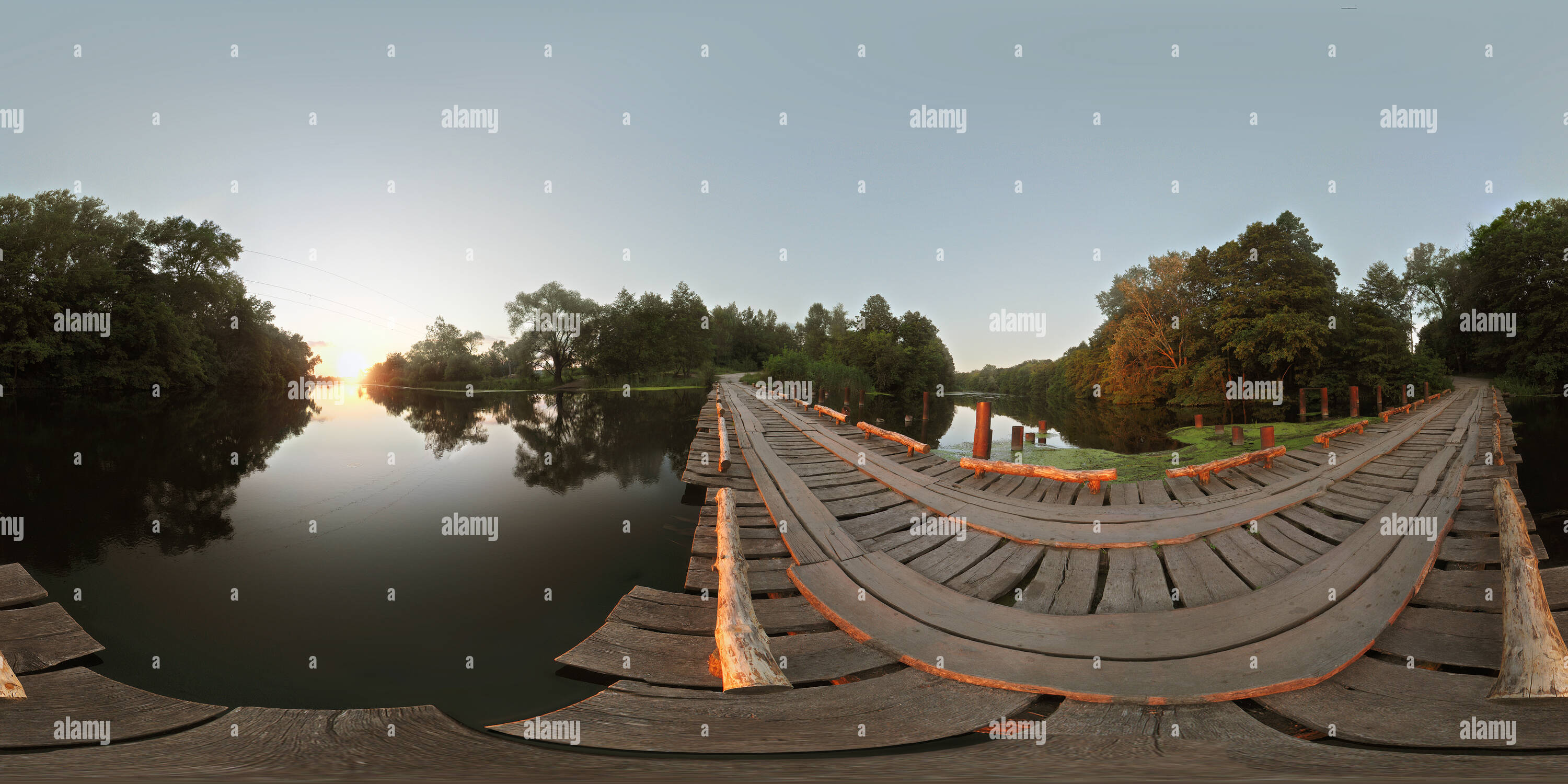 360 Grad Panorama Ansicht von Holzbrücke (Sonnenuntergang)