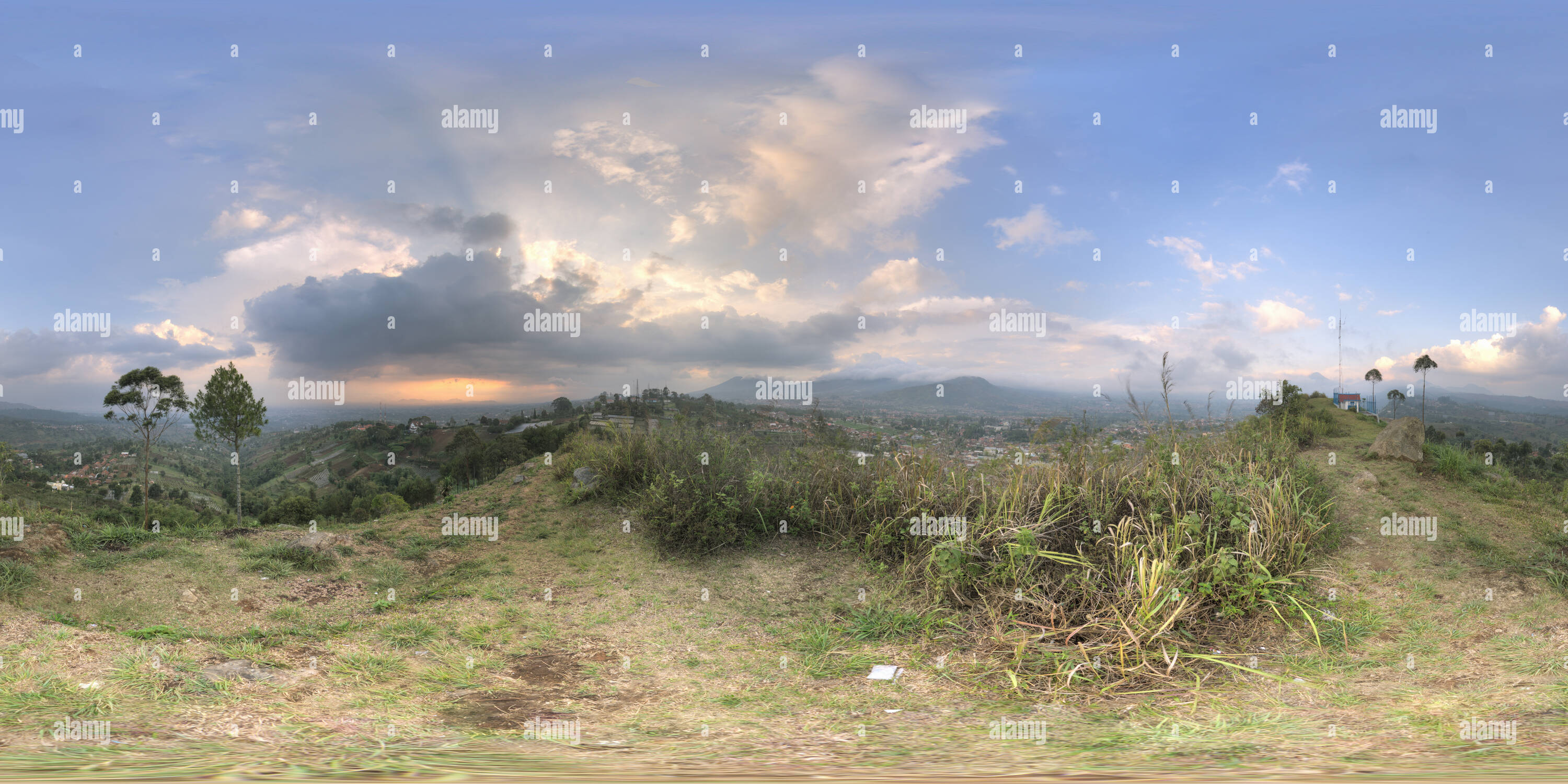 360 Grad Panorama Ansicht von Oben auf dem Hügel, Gunung Batu, Lembang