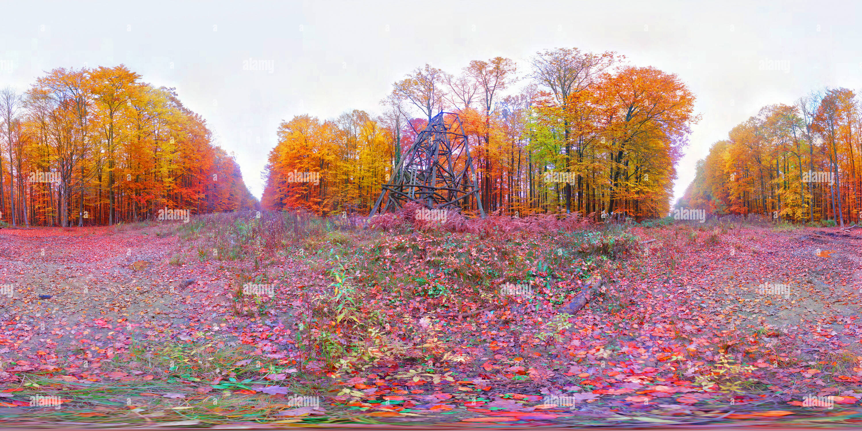 360 Grad Panorama Ansicht von Holz- Pyramide auf der trigonometrischen Punkt