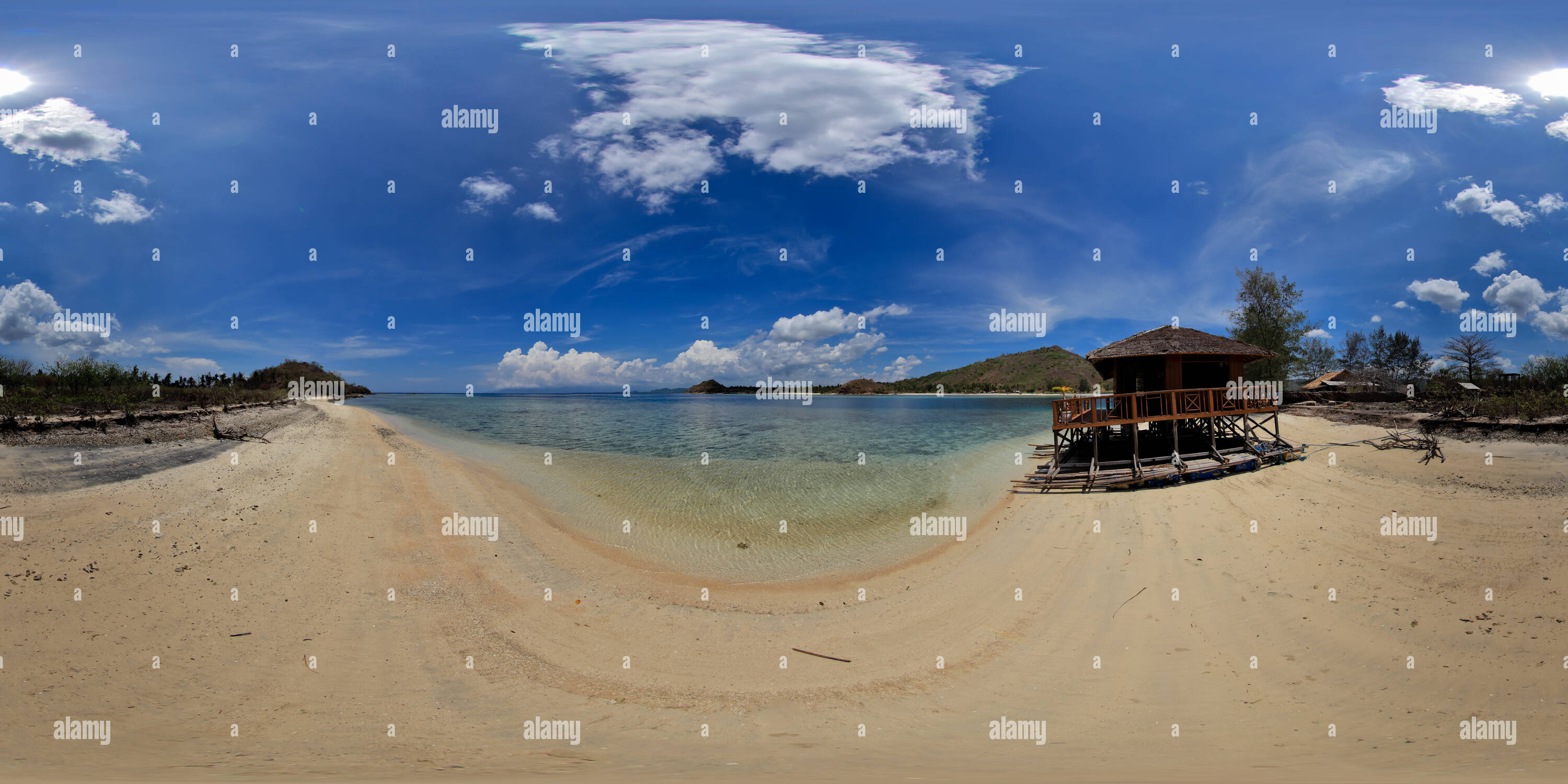 360 Grad Panorama Ansicht von Schwimmende Haus geparkt auf Gili Sudak Strand