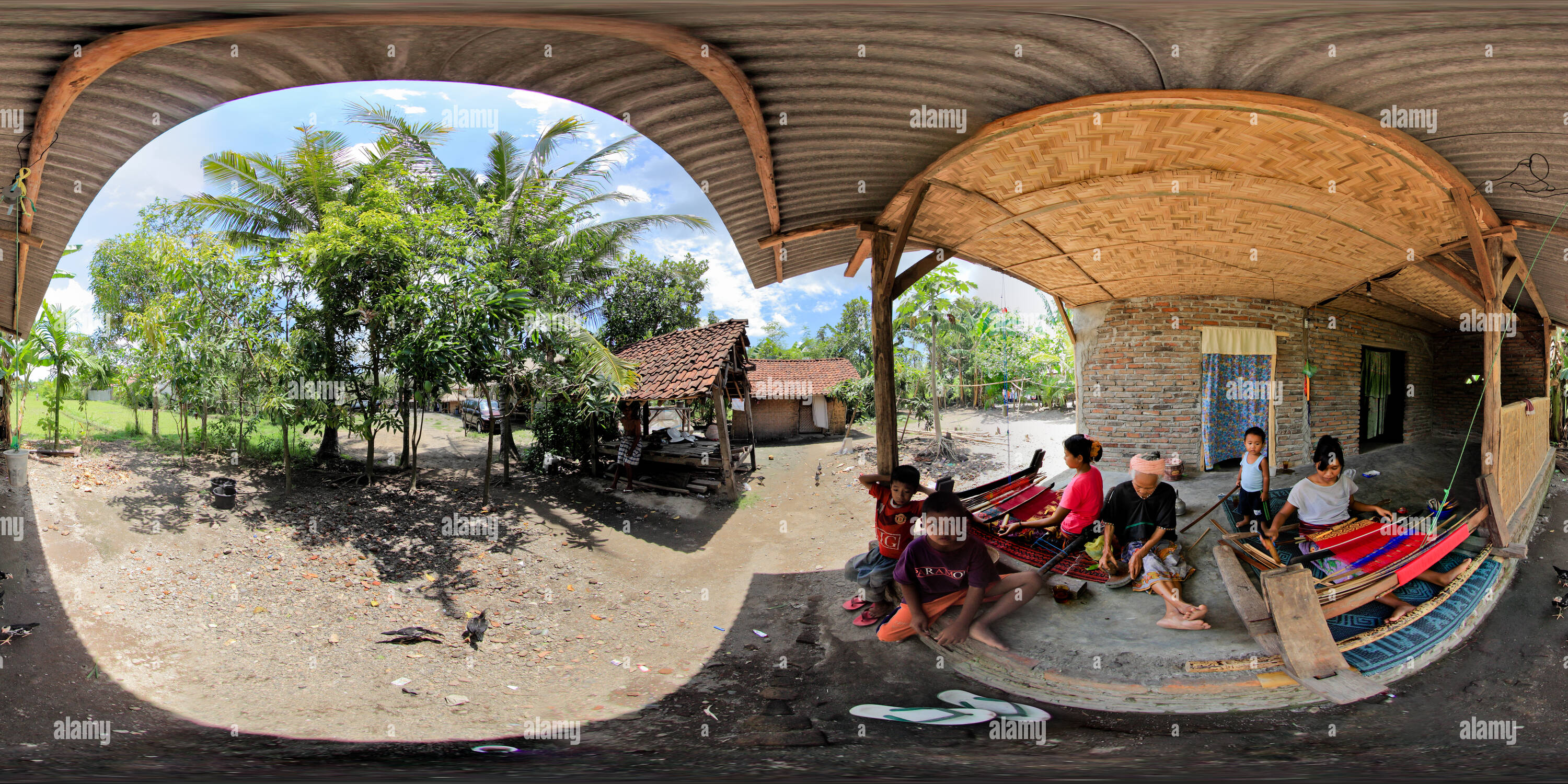 360 Grad Panorama Ansicht von Traditionelle Songket Weben an sukarara Dorf