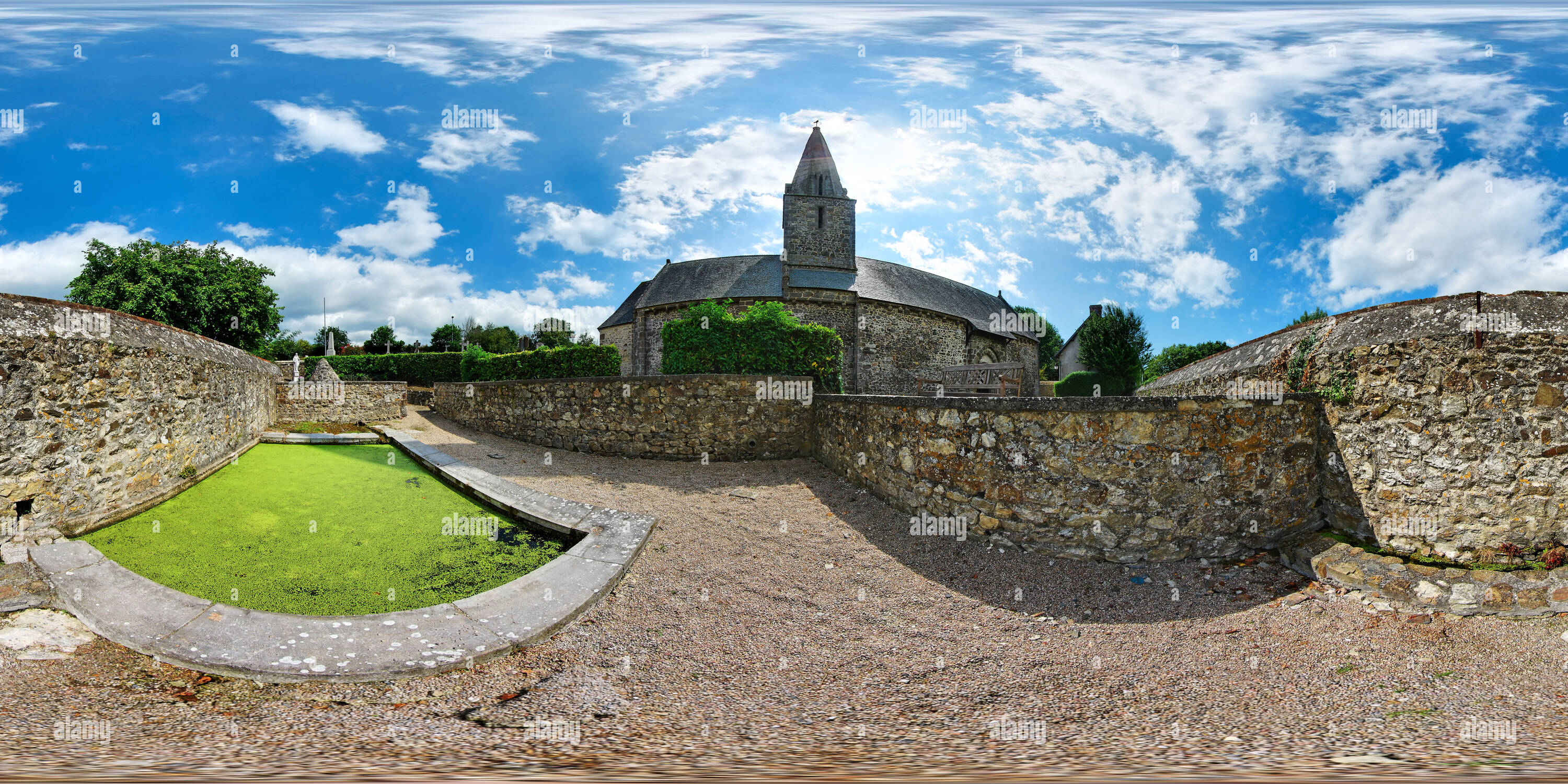 360 Grad Panorama Ansicht von Eglise de Bréville-sur-Mer et son Lavoir - Frankreich