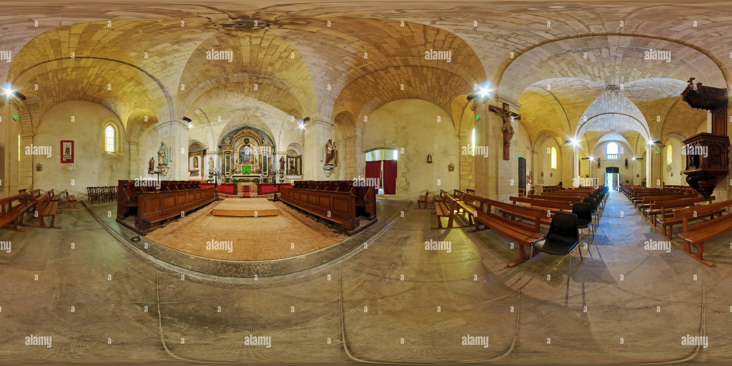 360 Grad Panorama Ansicht von Nef de l'Église de Saint-Dizant-du-Gua - Frankreich