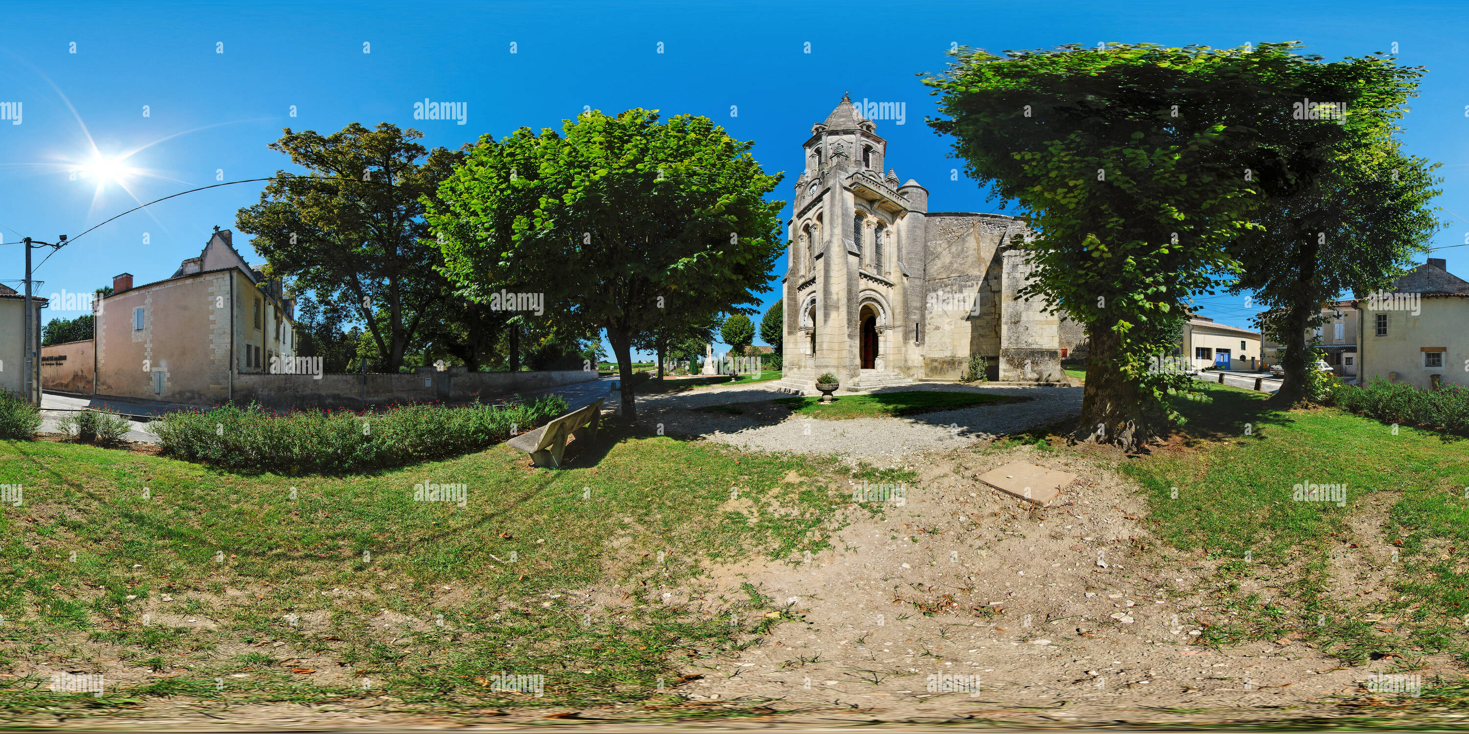 360 Grad Panorama Ansicht von L'Eglise Saint-Michel de Saint-Dizant-du-Gua - Frankreich