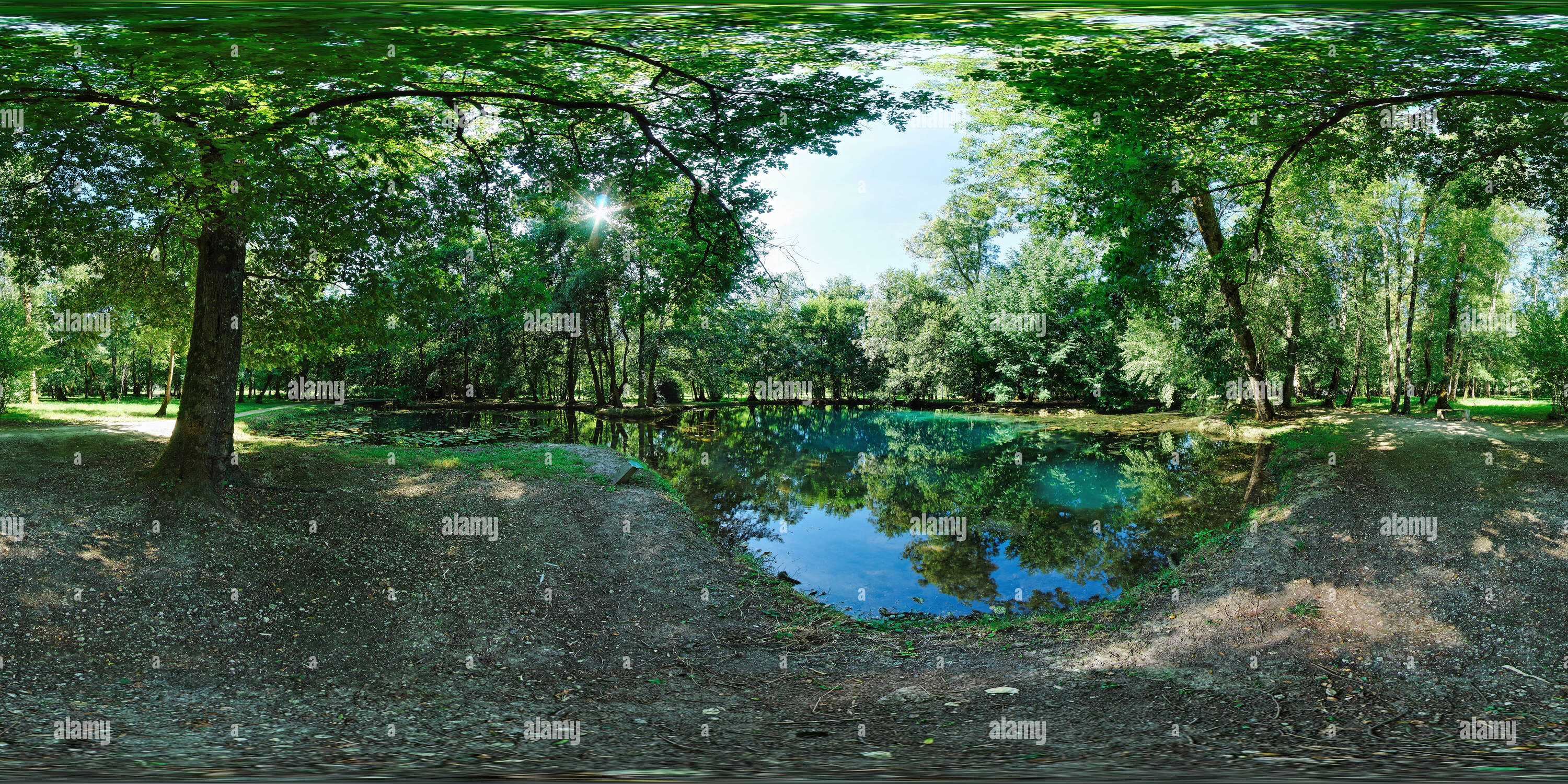 360 Grad Panorama Ansicht von Fontaines bleues du Château de Beaulon à Saint-Dizant-du-Gua - Frankreich