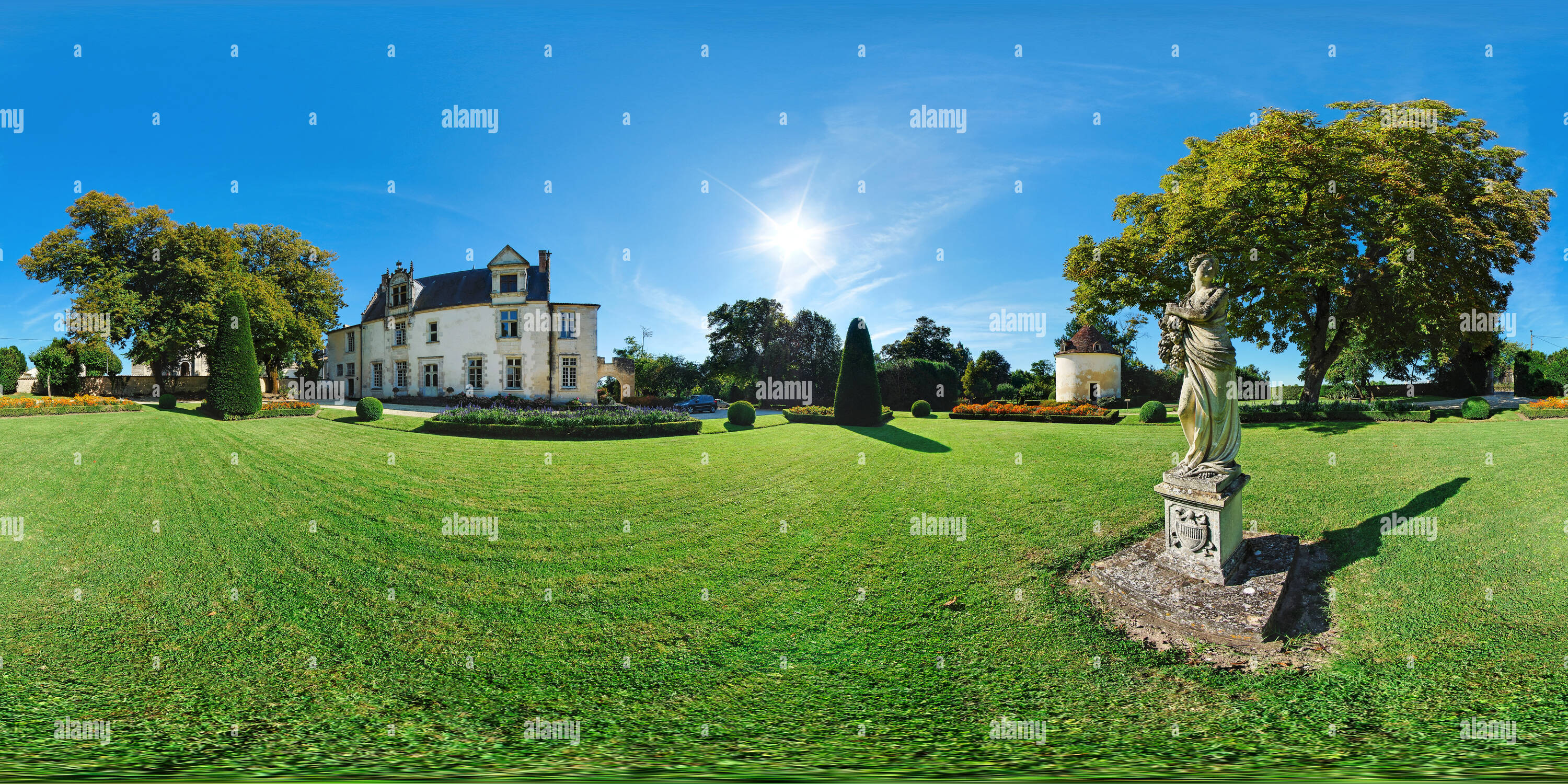 360 Grad Panorama Ansicht von Statue du Parc du Château de Beaulon à Saint-Dizant-du-Gua - Frankreich