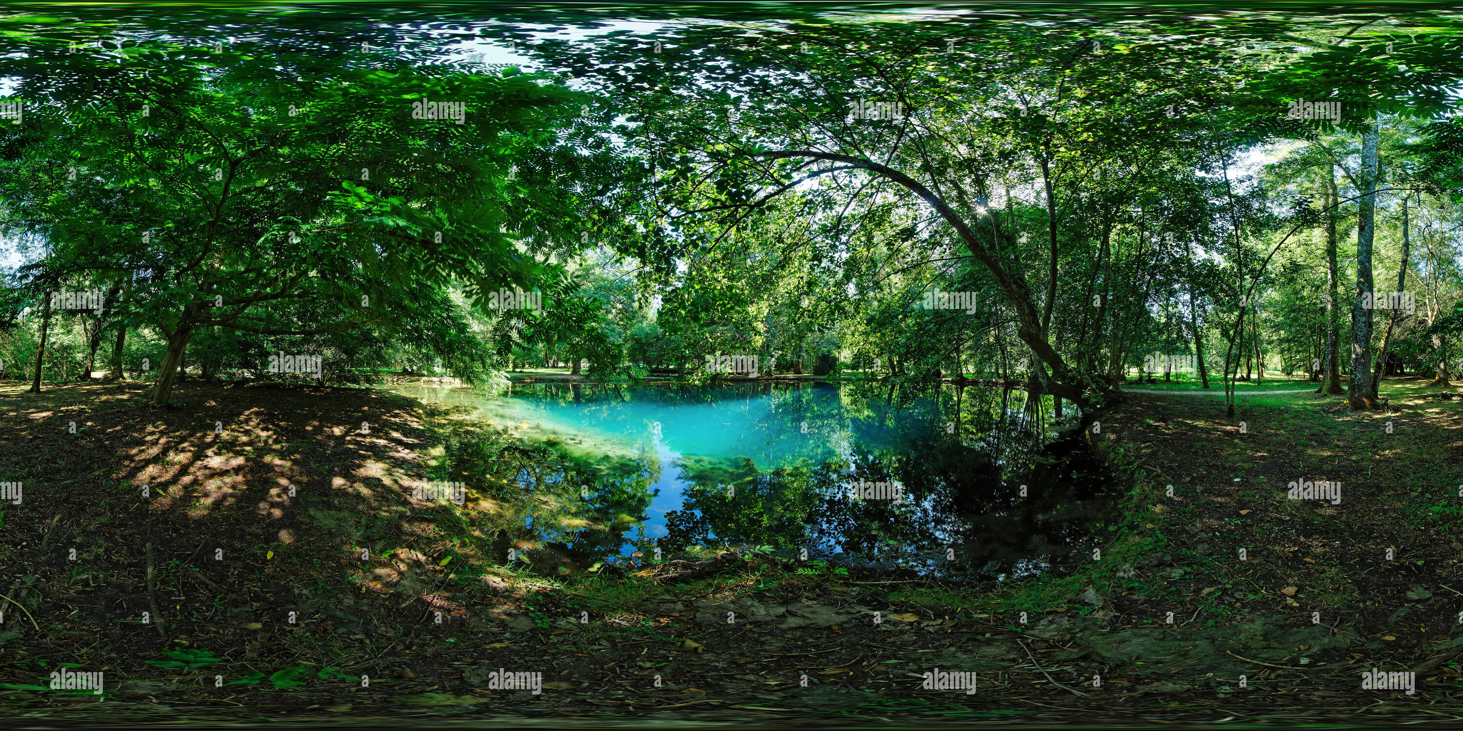 360 Grad Panorama Ansicht von Le Bleu Türkis des Fontaines du Château de Beaulon - Frankreich