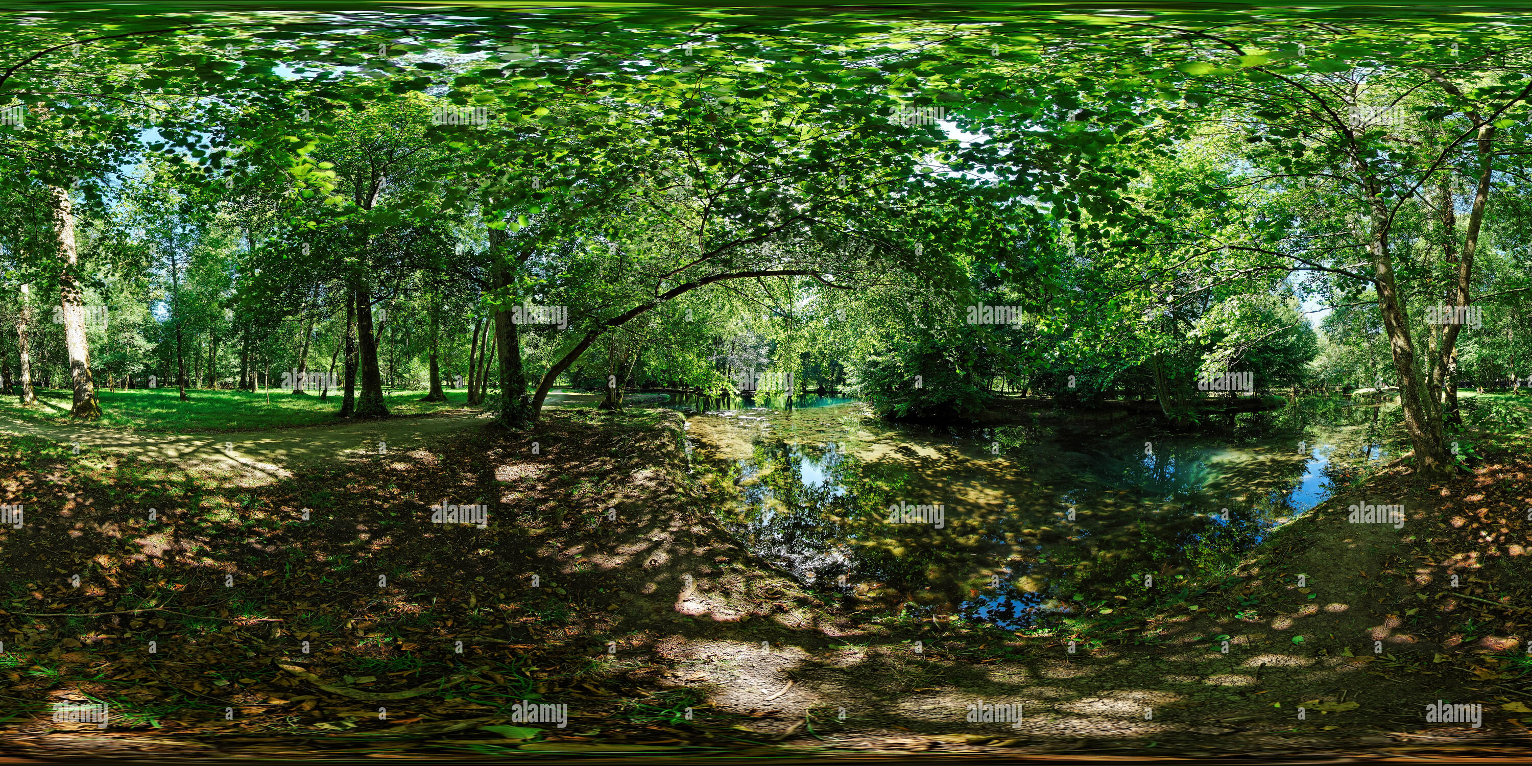 360 Grad Panorama Ansicht von Les Fontaines Bleues dans les Bois du Château de Beaulon - Frankreich