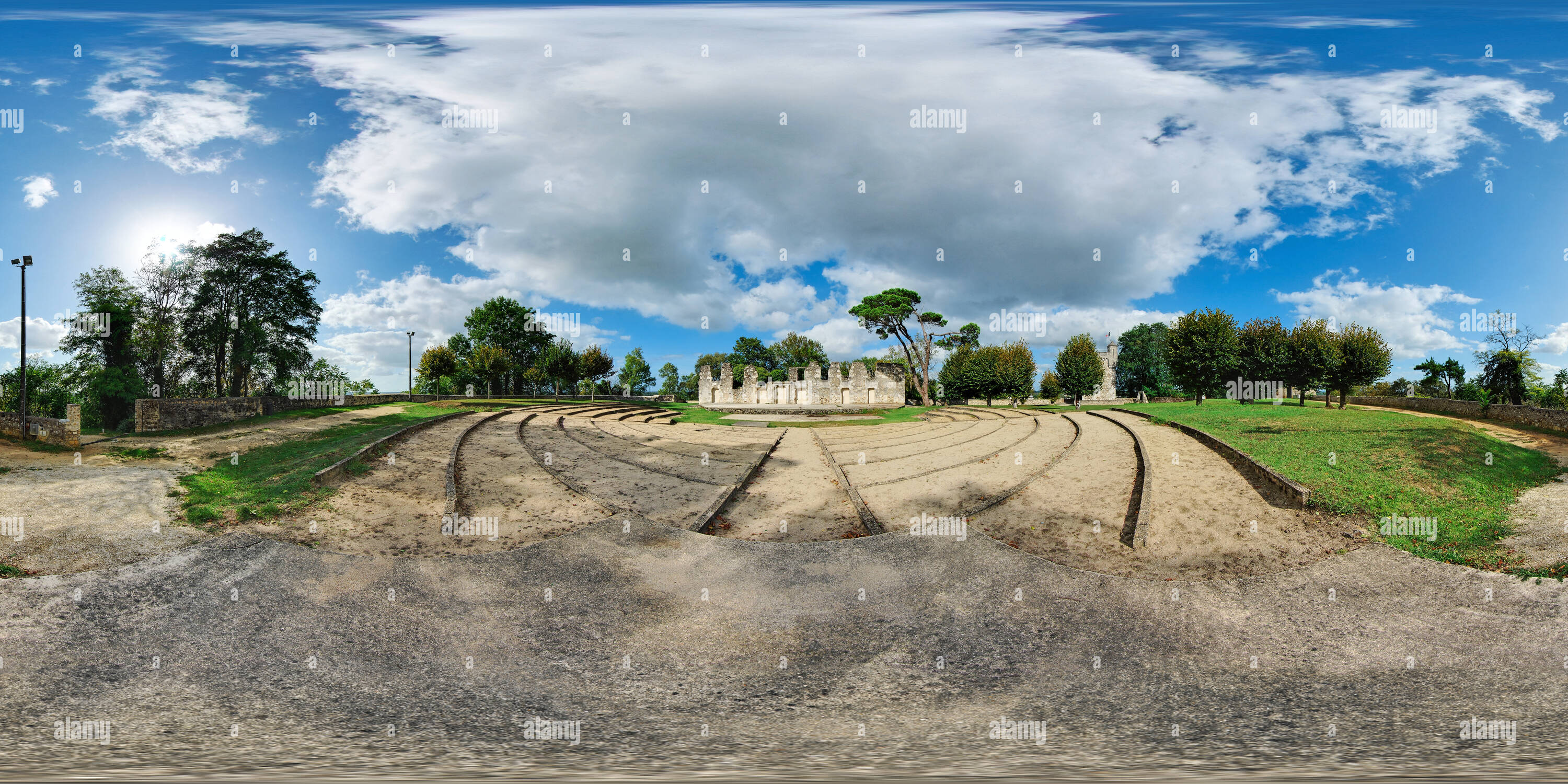 360 Grad Panorama Ansicht von Théâtre de Verdure du Château de Montendre - Frankreich