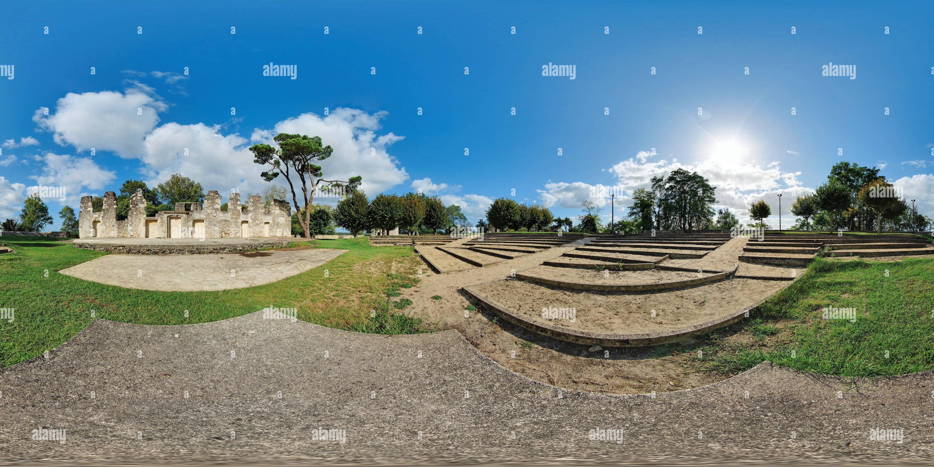 360 Grad Panorama Ansicht von Le Château de Montendre et son Théâtre de Verdure - Frankreich