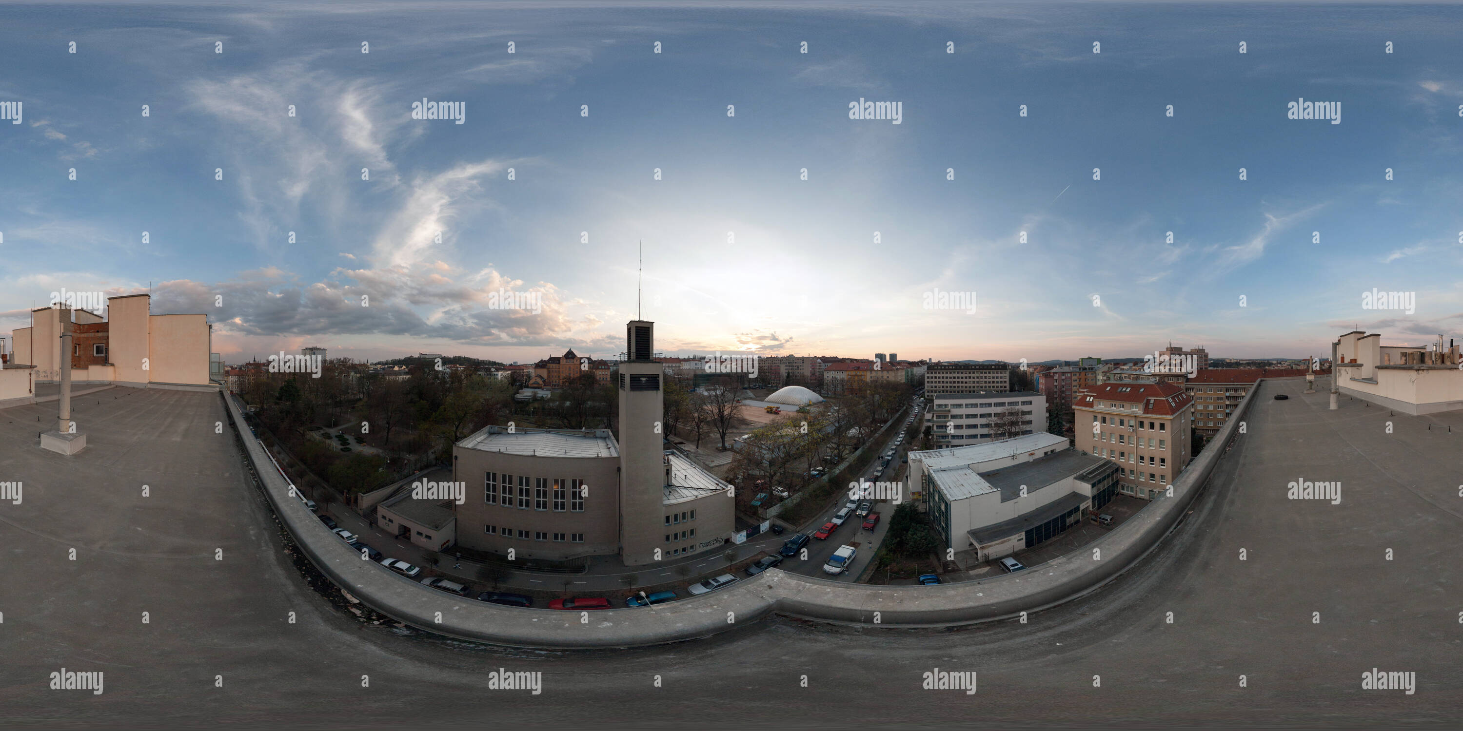 360 Grad Panorama Ansicht von Blick vom Dach auf die Straße Botanická