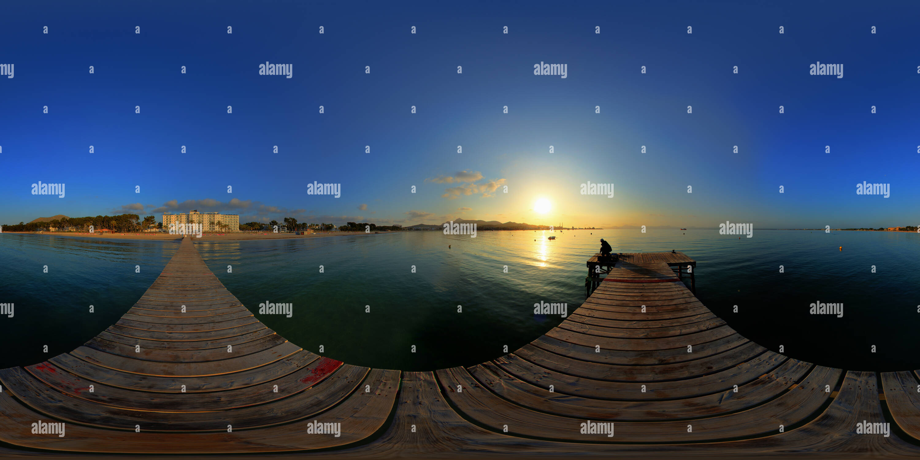 360 Grad Panorama Ansicht von Salida Del Sol en la playa de Alcúdia.