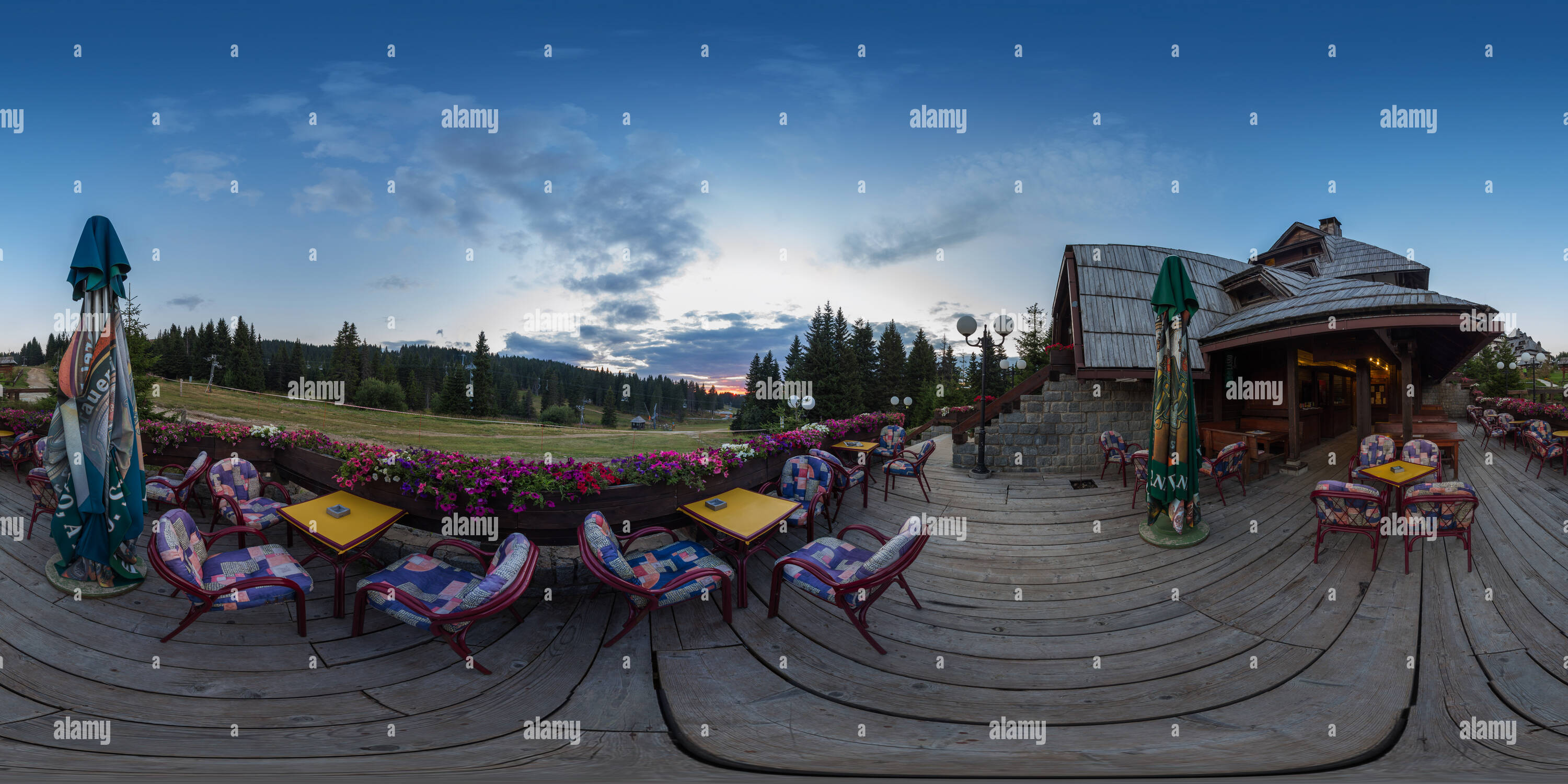 360 Grad Panorama Ansicht von Terasa hotela Nebeske Stolice, Kopaonik