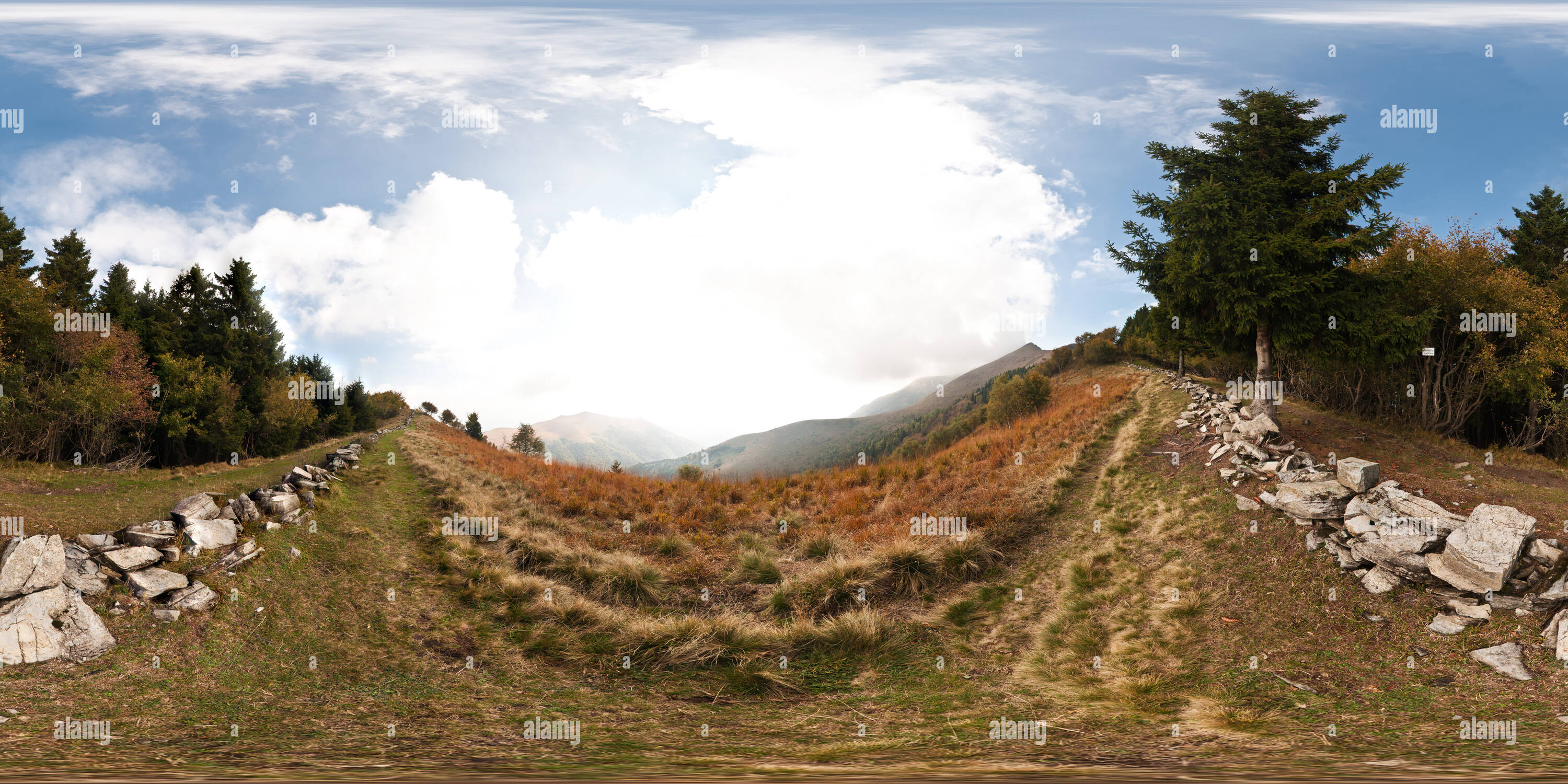 360 Grad Panorama Ansicht von Sentiero in Valle d'Intelvi