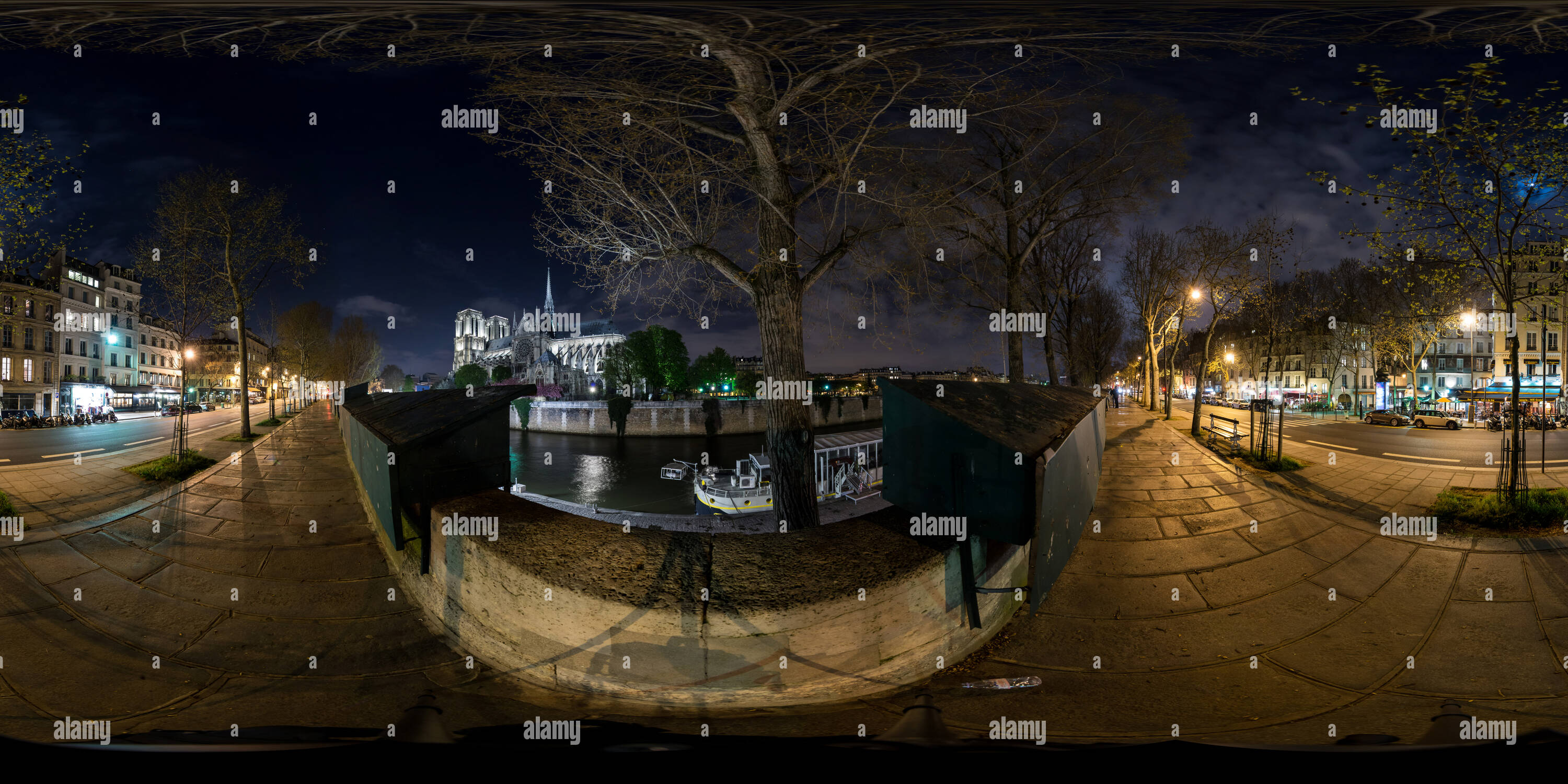 360 Grad Panorama Ansicht von Notre Dame de Paris bei Nacht