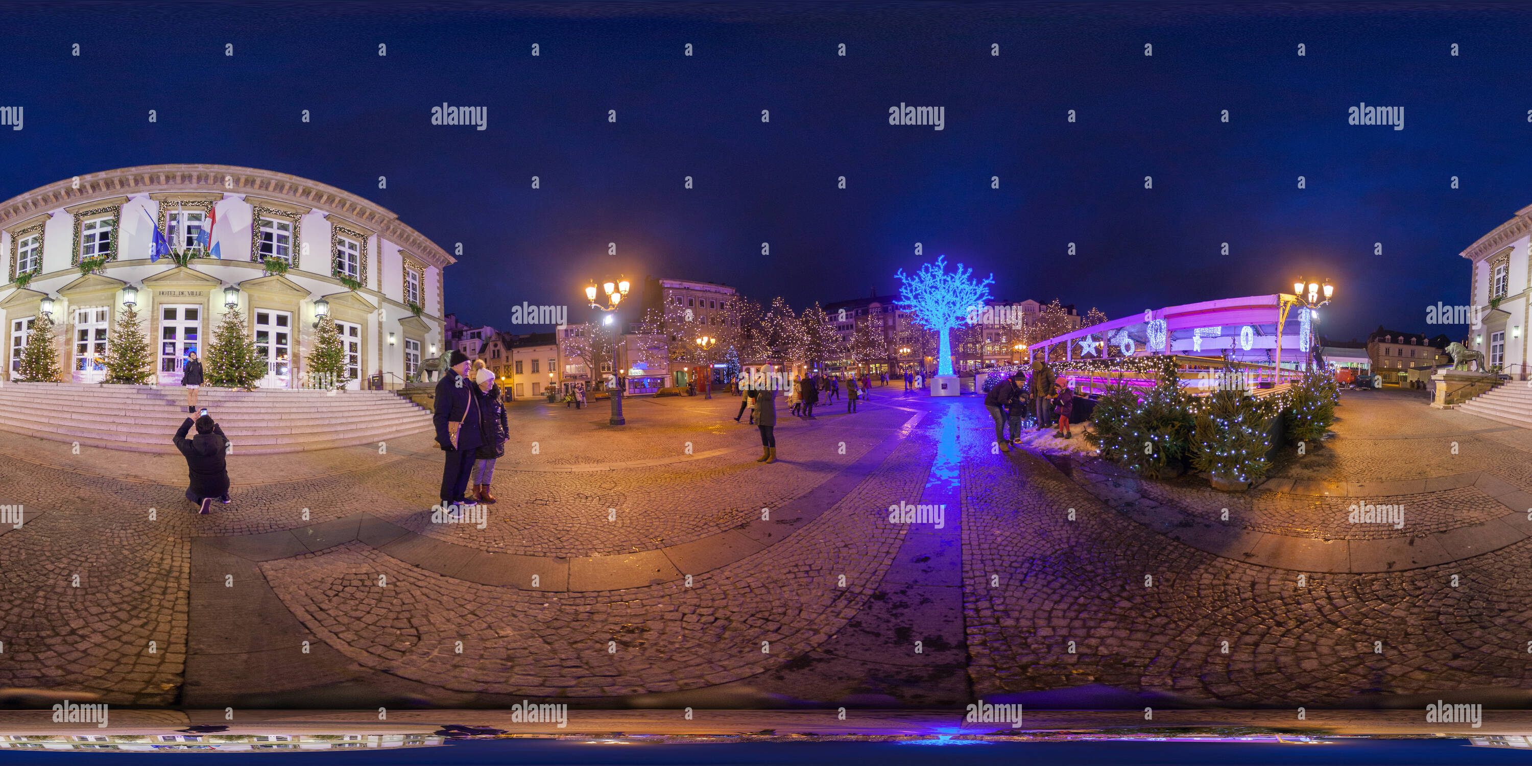 360 Grad Panorama Ansicht von Hotel de Ville und das Blue Tree auf dem Weihnachtsmarkt in der Stadt Luxemburg 2016