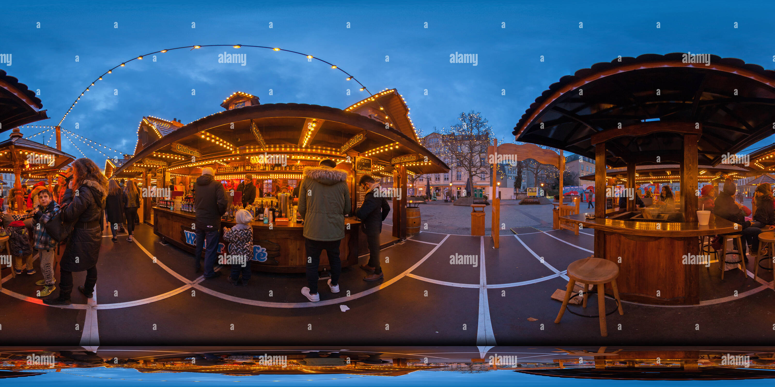 360 Grad Panorama Ansicht von Weihnachtsmarkt in Luxemburg Stadt, Place Guillaume II, 2016