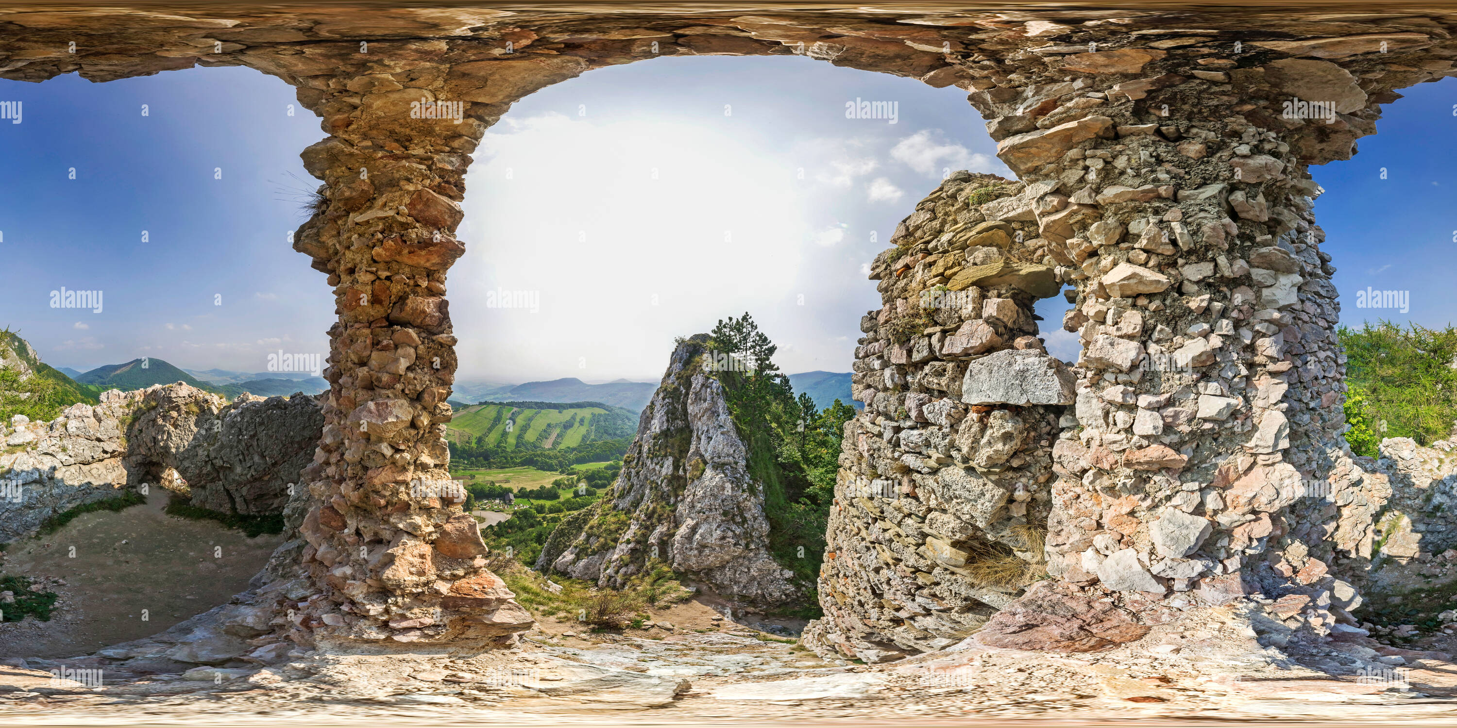 360 Grad Panorama Ansicht von Die Vršatec Schloss - Vršatské Podhradie