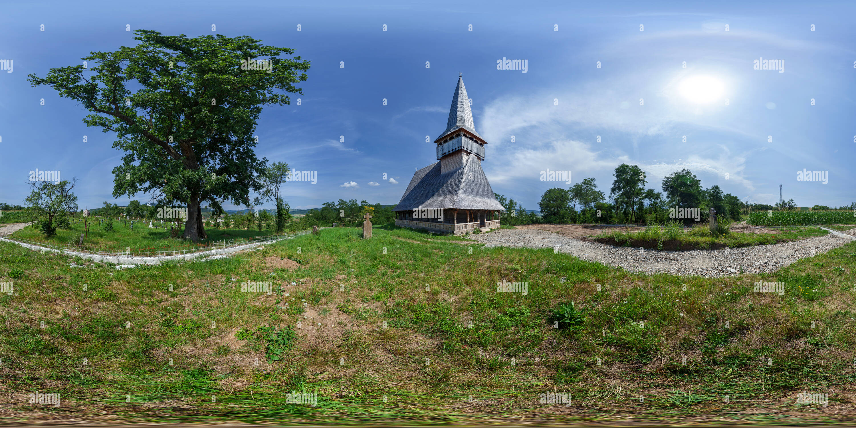 360 Grad Panorama Ansicht von Die hölzerne Kirche von Sf. Arhangheli Mihail und pezoldt - Sânmihaiu Almașului