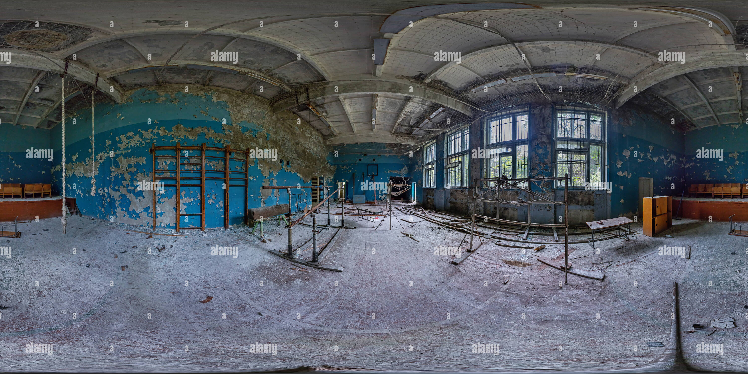 360 Grad Panorama Ansicht von Verlassenen Turnhalle in der Grundschule in der militärischen Objekt Duga 3 - Tschernobyl II.